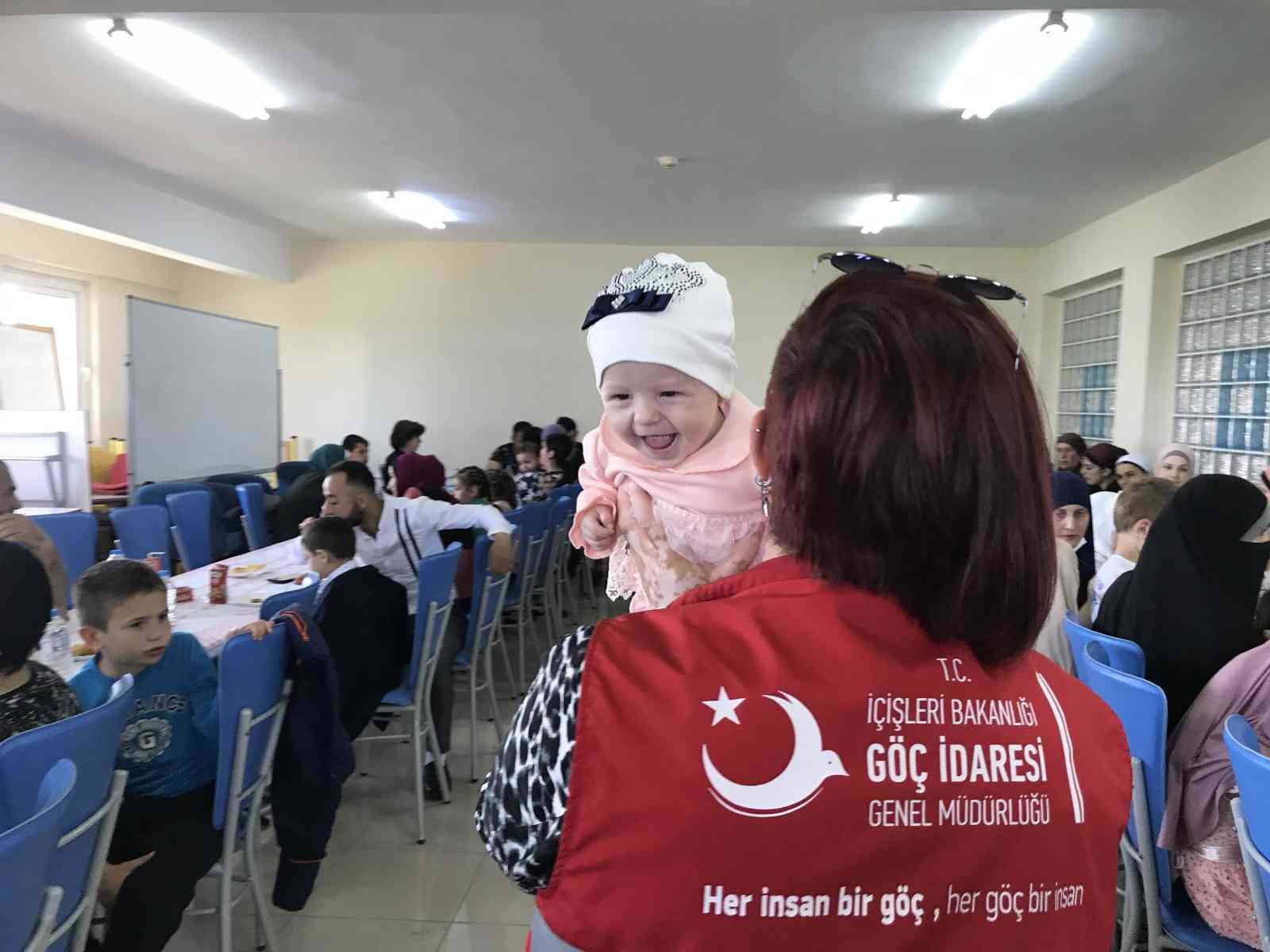 Kırklareli’nde savaş mağdurlarıyla bayramlaşma Rusya, Ukrayna’a savaşı sebebiyle ülkelerini terk edip Türkiye’ye sığınan Kırım Tatar Türkleri bayramlaştı. Vali Osman Bilgin Ramazan Bayramı ...