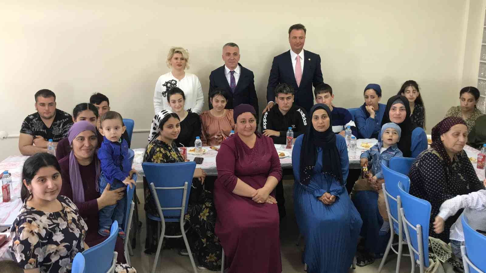 Kırklareli’nde savaş mağdurlarıyla bayramlaşma Rusya, Ukrayna’a savaşı sebebiyle ülkelerini terk edip Türkiye’ye sığınan Kırım Tatar Türkleri bayramlaştı. Vali Osman Bilgin Ramazan Bayramı ...