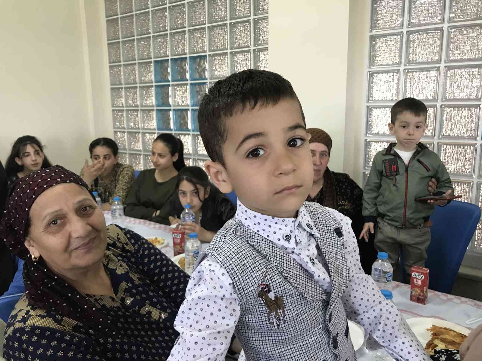 Kırklareli’nde savaş mağdurlarıyla bayramlaşma Rusya, Ukrayna’a savaşı sebebiyle ülkelerini terk edip Türkiye’ye sığınan Kırım Tatar Türkleri bayramlaştı. Vali Osman Bilgin Ramazan Bayramı ...