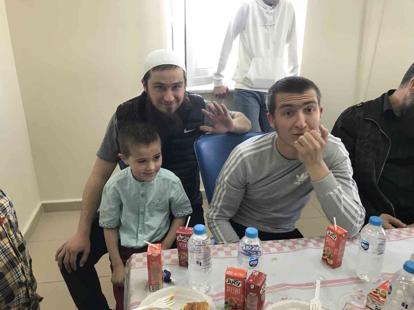 Kırklareli’nde savaş mağdurlarıyla bayramlaşma Rusya, Ukrayna’a savaşı sebebiyle ülkelerini terk edip Türkiye’ye sığınan Kırım Tatar Türkleri bayramlaştı. Vali Osman Bilgin Ramazan Bayramı ...