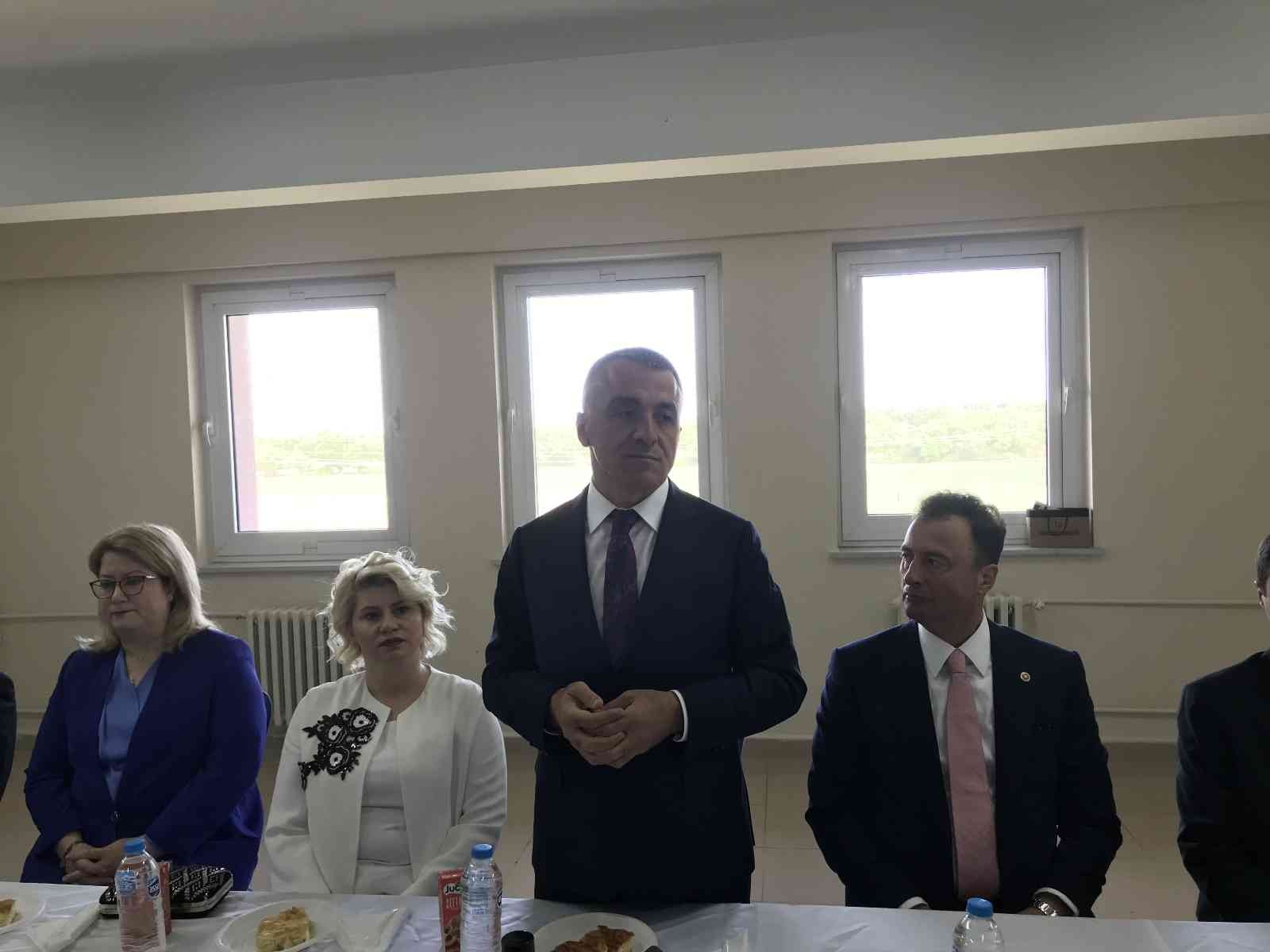 Kırklareli’nde savaş mağdurlarıyla bayramlaşma Rusya, Ukrayna’a savaşı sebebiyle ülkelerini terk edip Türkiye’ye sığınan Kırım Tatar Türkleri bayramlaştı. Vali Osman Bilgin Ramazan Bayramı ...