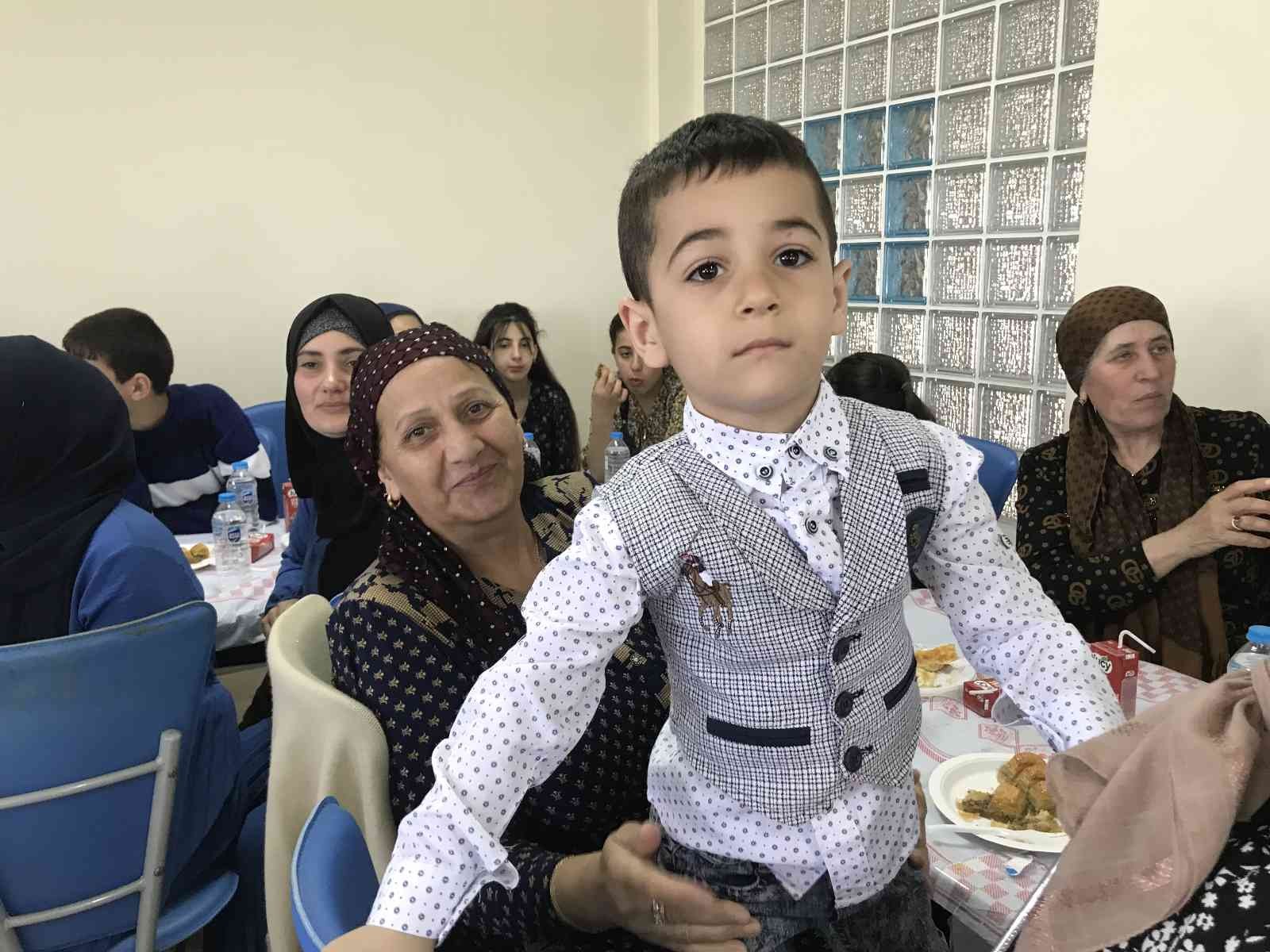 Kırklareli’nde savaş mağdurlarıyla bayramlaşma Rusya, Ukrayna’a savaşı sebebiyle ülkelerini terk edip Türkiye’ye sığınan Kırım Tatar Türkleri bayramlaştı. Vali Osman Bilgin Ramazan Bayramı ...