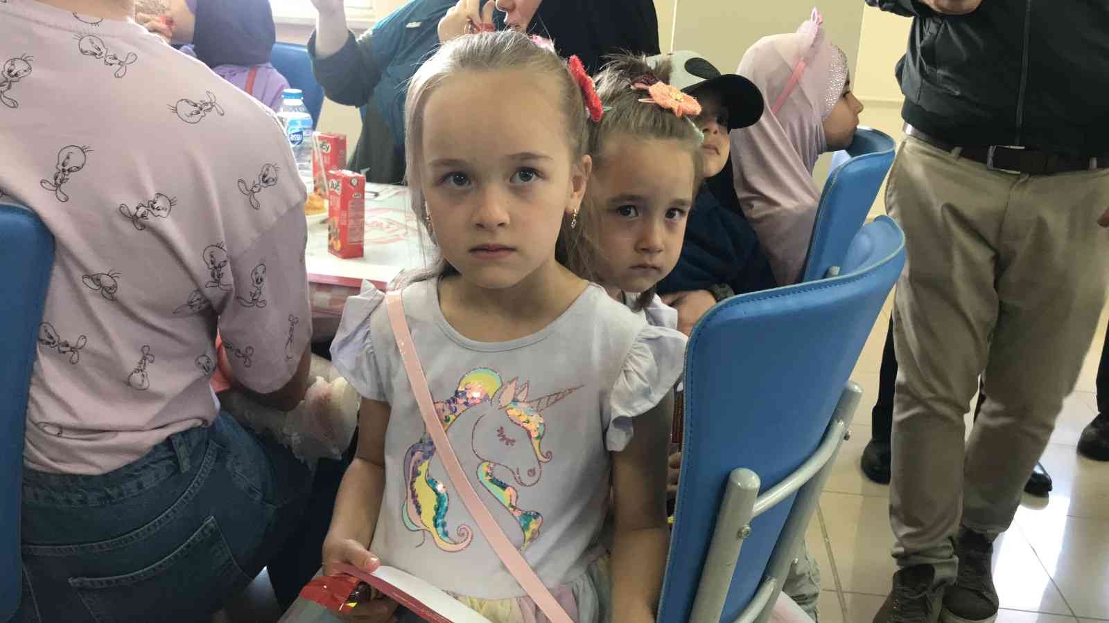 Kırklareli’nde savaş mağdurlarıyla bayramlaşma Rusya, Ukrayna’a savaşı sebebiyle ülkelerini terk edip Türkiye’ye sığınan Kırım Tatar Türkleri bayramlaştı. Vali Osman Bilgin Ramazan Bayramı ...