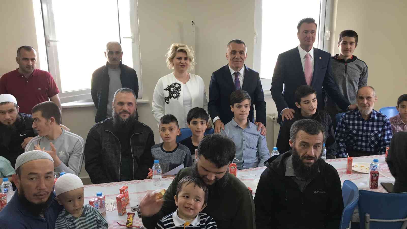 Kırklareli’nde savaş mağdurlarıyla bayramlaşma Rusya, Ukrayna’a savaşı sebebiyle ülkelerini terk edip Türkiye’ye sığınan Kırım Tatar Türkleri bayramlaştı. Vali Osman Bilgin Ramazan Bayramı ...