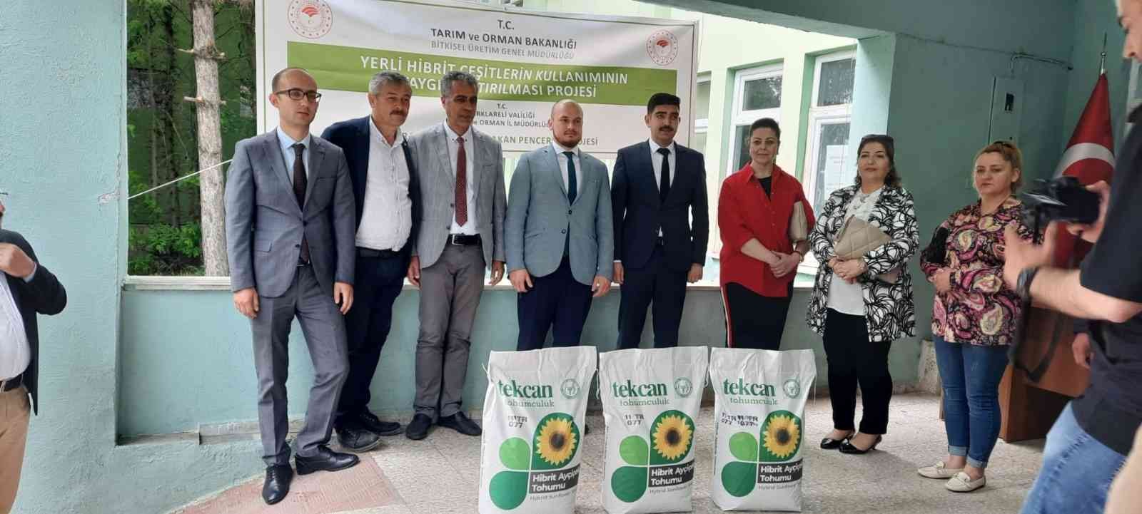 Kırklareli İl Tarım ve Orman Müdürlüğünce üreticilere yerli hibrit ayçiçeği tohumu dağıtıldı. Lüleburgaz ilçesinde Bitkisel Üretim Genel ...