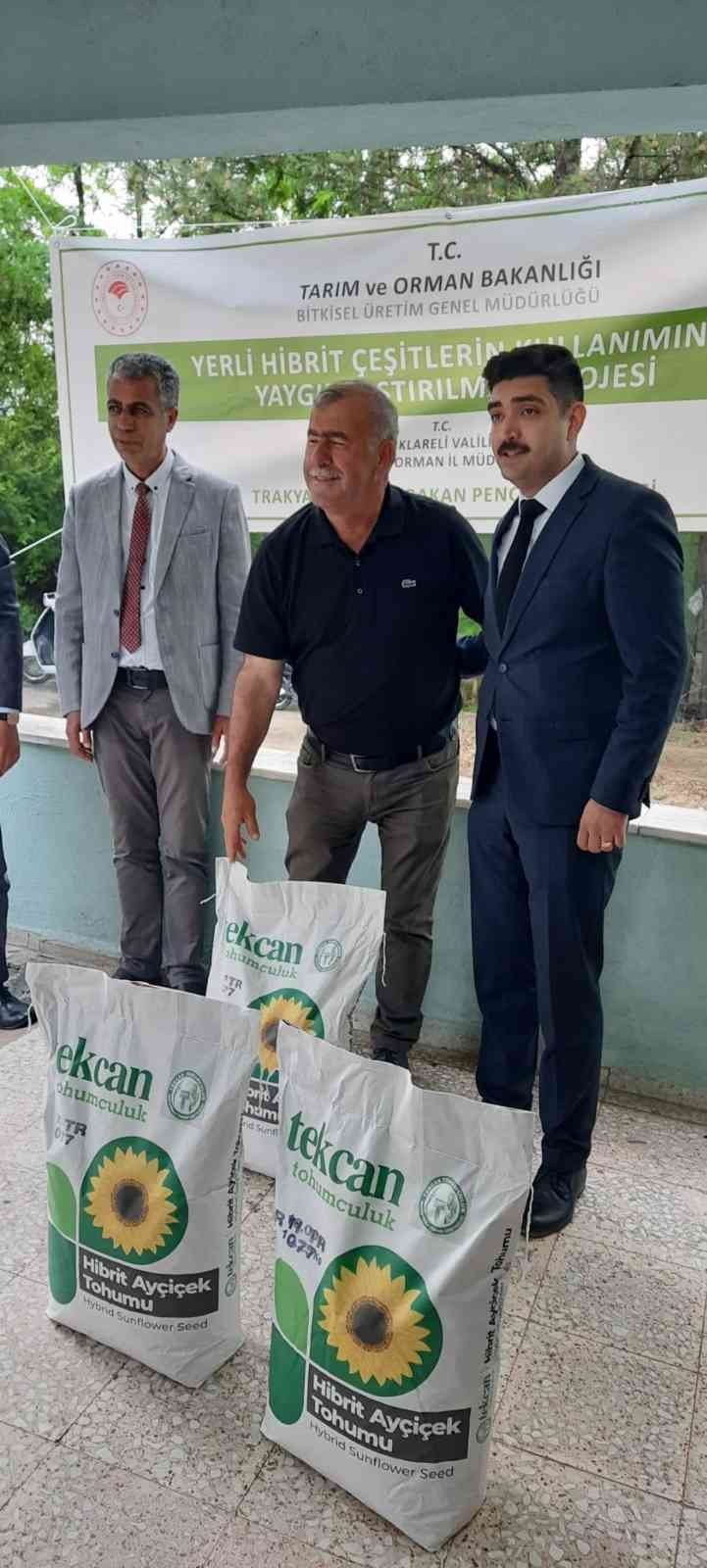 Kırklareli İl Tarım ve Orman Müdürlüğünce üreticilere yerli hibrit ayçiçeği tohumu dağıtıldı. Lüleburgaz ilçesinde Bitkisel Üretim Genel ...