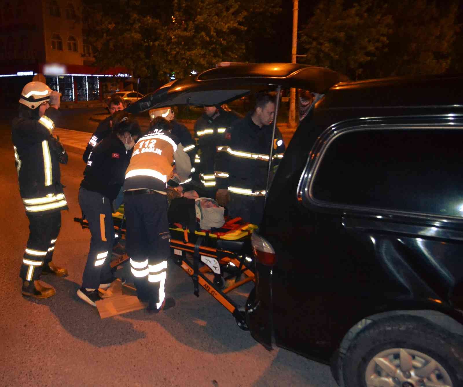 Kırmızı ışık ihlali yapan alkollü sürücü minibüsle çarpıştı: 3 yaralı Tekirdağ’ın Çorlu ilçesinde kırmızı ışıkta geçtiği öne sürülen alkollü sürücünün kullandığı otomobilin, panelvan minibüsle çarpışması sonucu ...