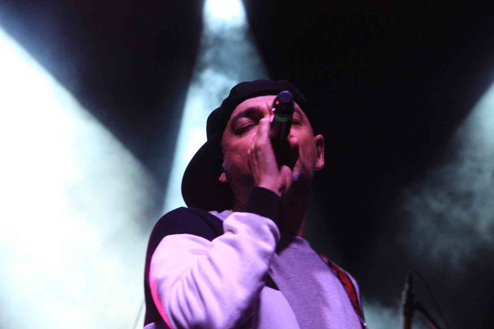 Kocaeli’de konser veren ünlü rap sanatçısı Ceza, vatandaşlara coşkulu bir gün yaşattı. Ünlü rap sanatçısı Ceza, Kocaeli’nin İzmit ilçesinde ...