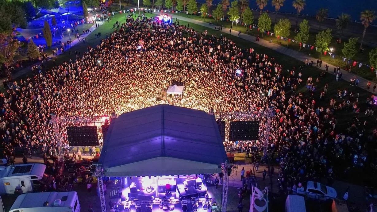 Kocaeli’de konser veren ünlü rap sanatçısı Ceza, vatandaşlara coşkulu bir gün yaşattı. Ünlü rap sanatçısı Ceza, Kocaeli’nin İzmit ilçesinde ...