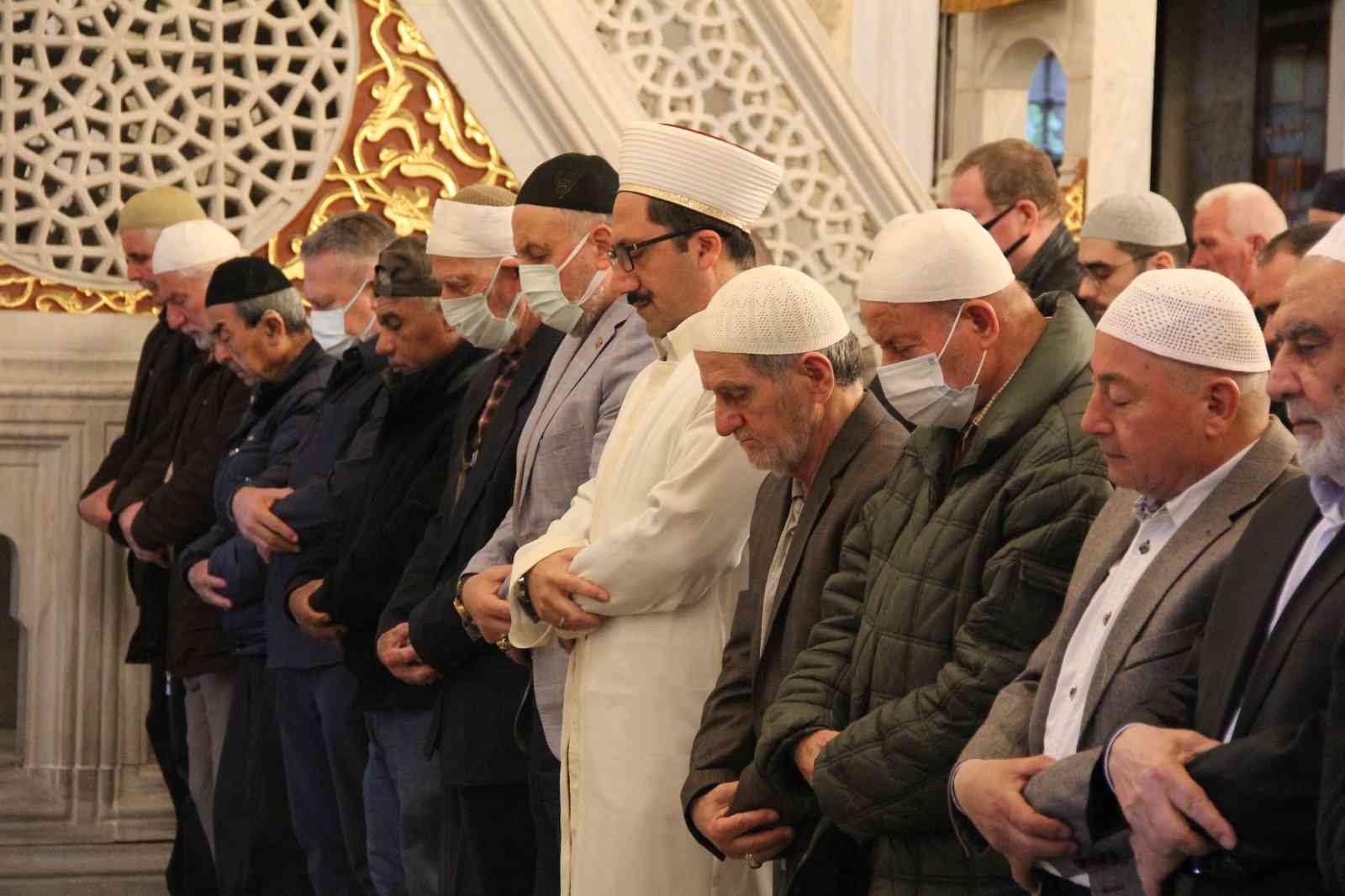 Kocaeli’de vatandaşlar bayram namazı için camileri doldurdu Ramazan ayının bitmesiyle beraber Kocaeli’de bayram namazında camiler vatandaş akınına uğradı. Kocaeli’de bayram namazı vesilesiyle camilerde ...