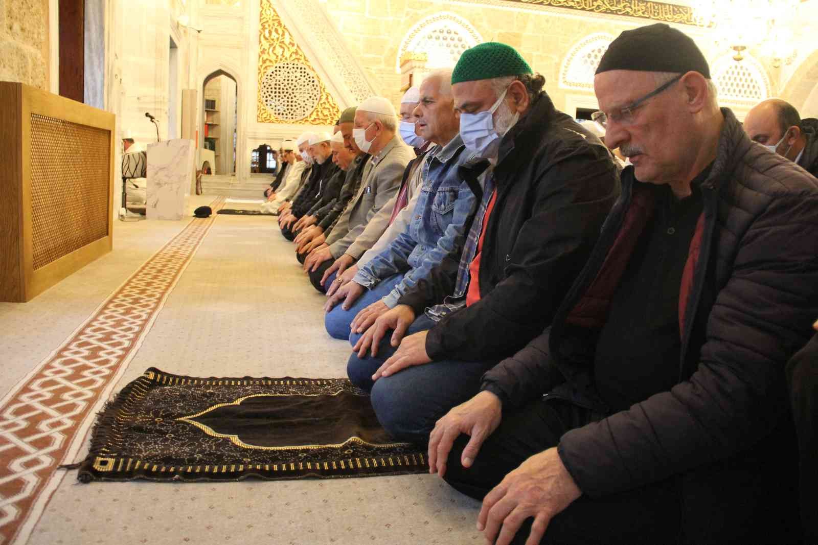 Kocaeli’de vatandaşlar bayram namazı için camileri doldurdu Ramazan ayının bitmesiyle beraber Kocaeli’de bayram namazında camiler vatandaş akınına uğradı. Kocaeli’de bayram namazı vesilesiyle camilerde ...