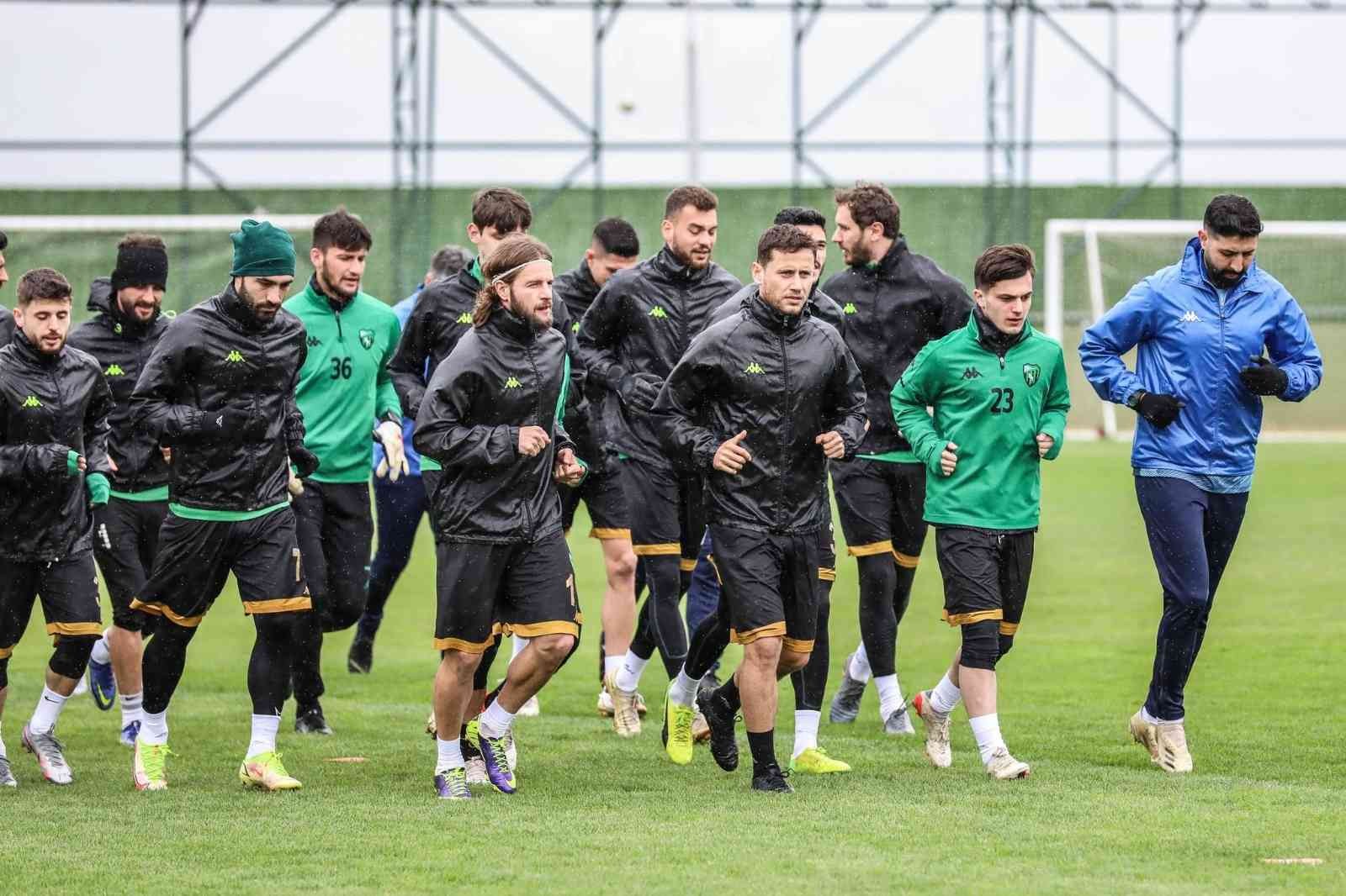 Kocaelispor, veda maçında gençleri profesyonel yapacak Spor Toto 1. Lig’de küme düşen Kocaelispor, son maçında yarın Adanaspor’u ağırlayacak. Çoğu oyuncunun izinli olduğu Kocaelispor’da U19’dan ...