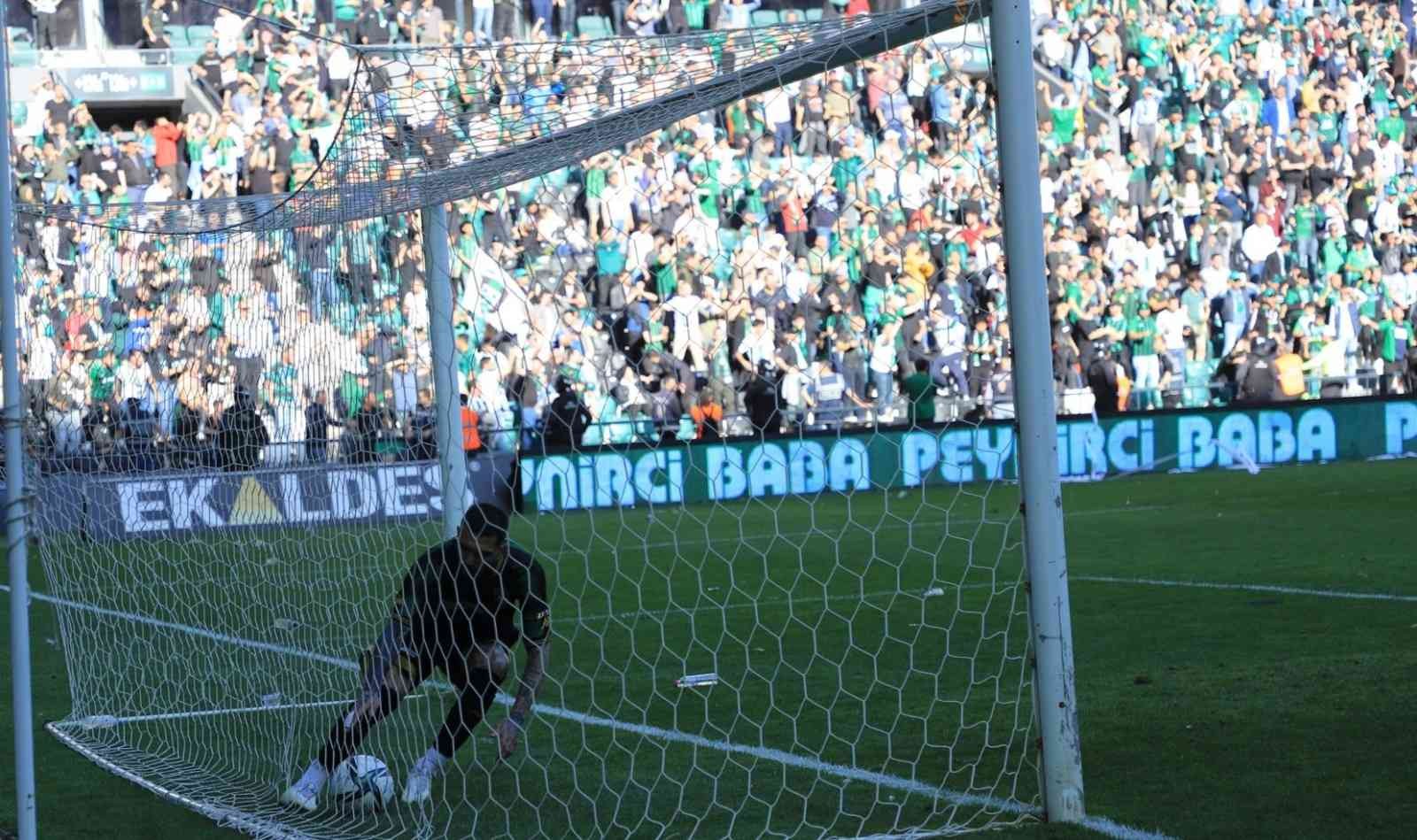 Kocaelispor’un garip golü yankı uyandırdı Kocaelispor ile Altınordu arasında oynanan müsabakada, Kolovos’un golü yankı uyandırdı. Gol, sosyal medya sitelerinde çok konuşulanlar arasında ...