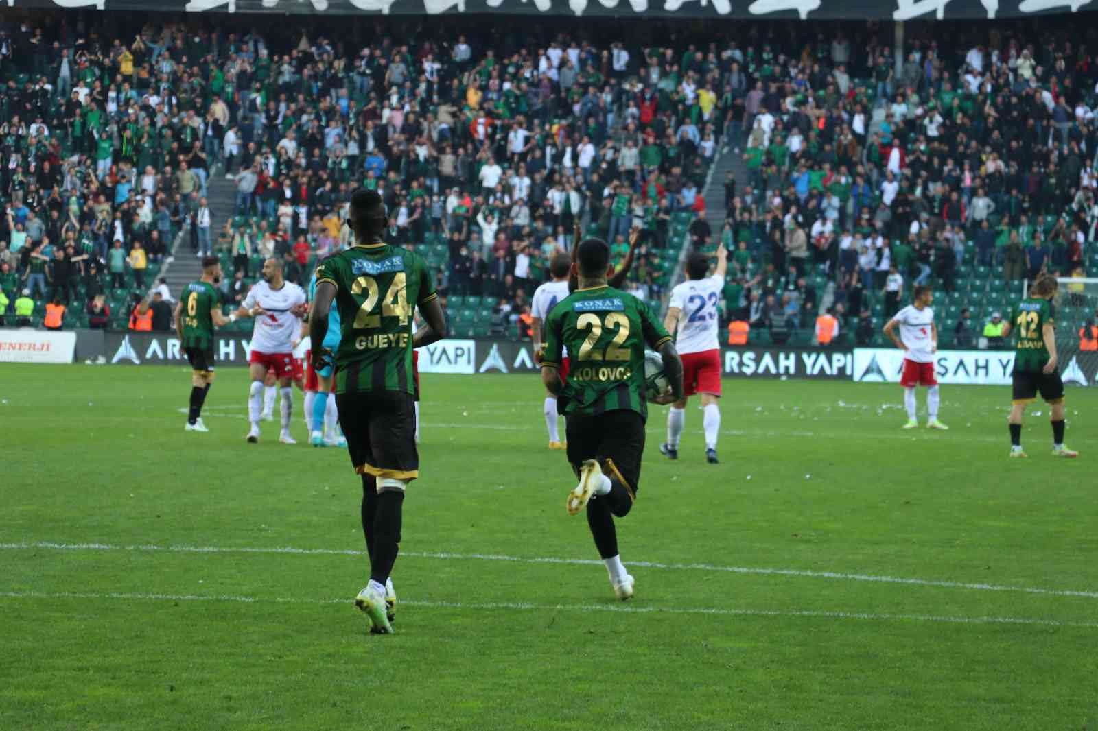 Kocaelispor’un garip golü yankı uyandırdı Kocaelispor ile Altınordu arasında oynanan müsabakada, Kolovos’un golü yankı uyandırdı. Gol, sosyal medya sitelerinde çok konuşulanlar arasında ...