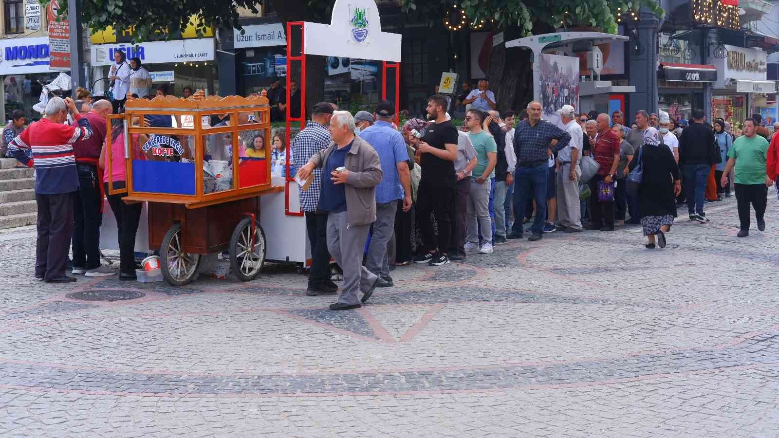 Edirne’nin meşhur sokak lezzetlerinden ’tencere köfte’nin tanıtımı için yüzlerce kişiye ücretsiz köfte ekmek dağıtıldığını duyan vatandaşlar ...