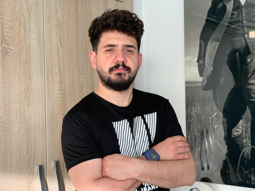 Kuaförlerde bayram yoğunluğu Geçtiğimiz yıl Ramazan Bayramı’nda salgın tedbirleri çerçevesinde uygulanan tam kapanma sürecinden olumsuz etkilenen berber ve kuaförlerin yüzü ...