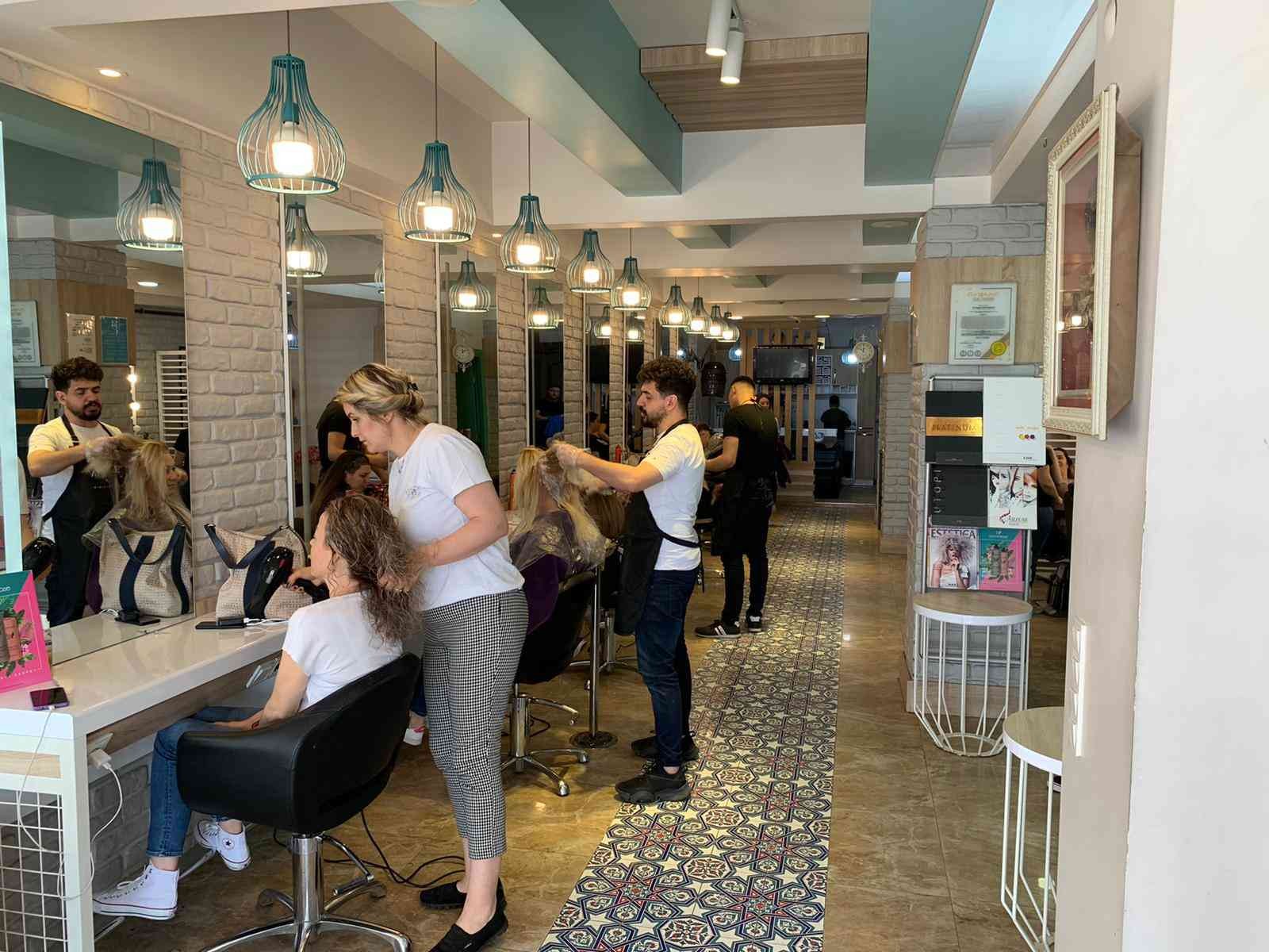 Kuaförlerde bayram yoğunluğu Geçtiğimiz yıl Ramazan Bayramı’nda salgın tedbirleri çerçevesinde uygulanan tam kapanma sürecinden olumsuz etkilenen berber ve kuaförlerin yüzü ...