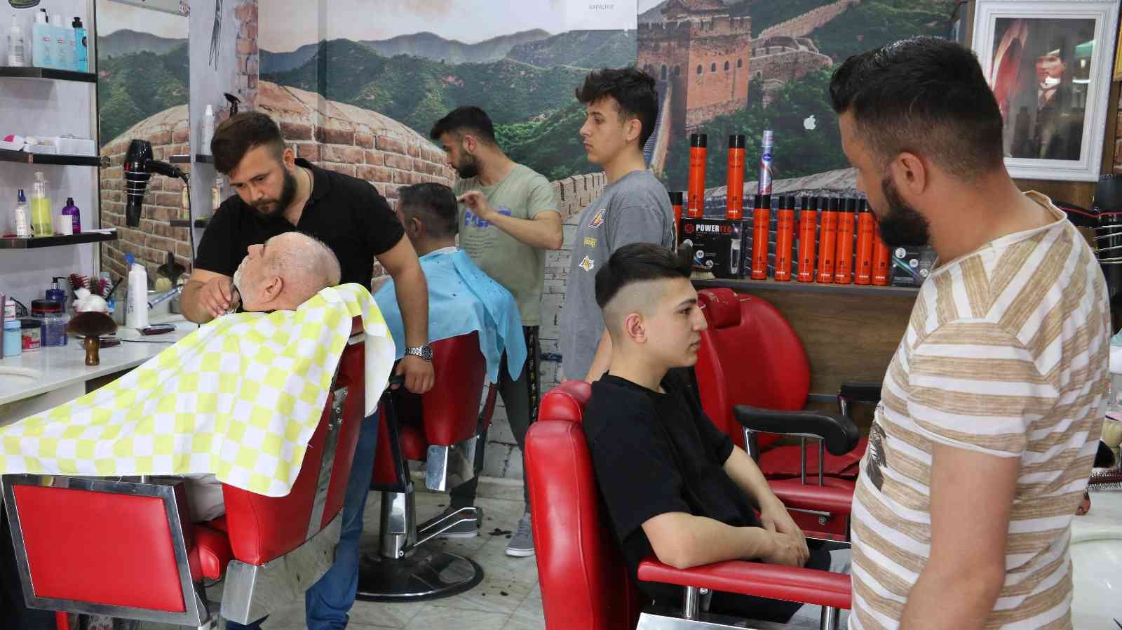 Kuaförlerde bayram yoğunluğu Geçtiğimiz yıl Ramazan Bayramı’nda salgın tedbirleri çerçevesinde uygulanan tam kapanma sürecinden olumsuz etkilenen berber ve kuaförlerin yüzü ...