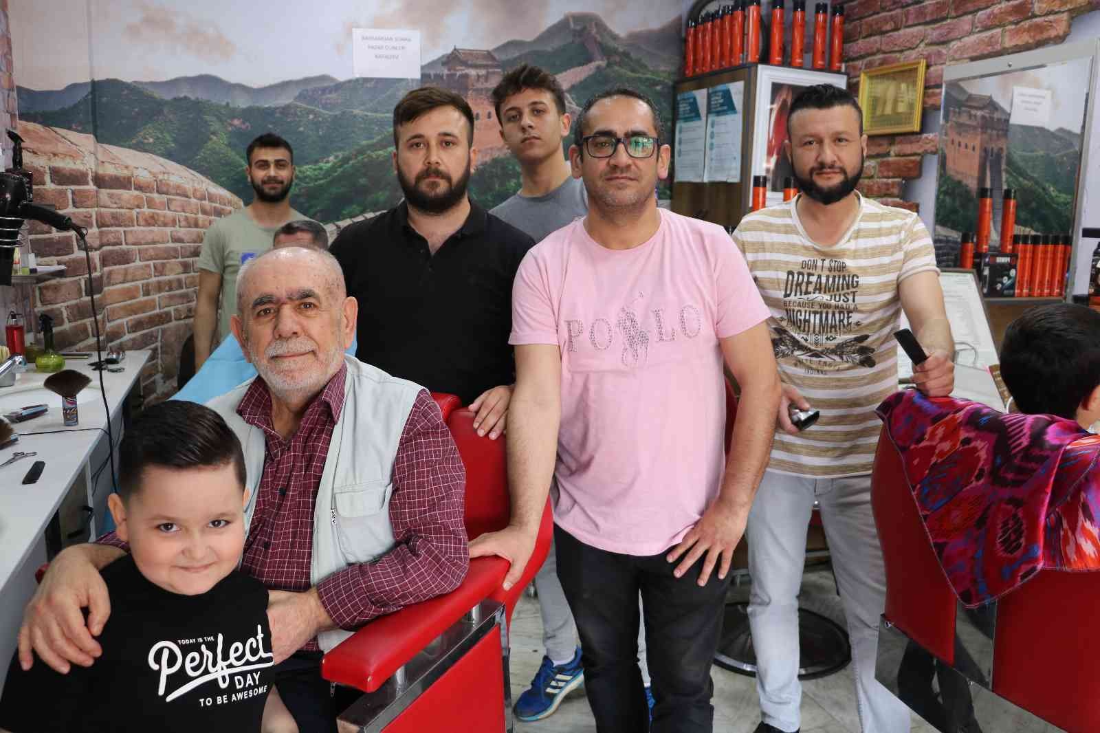 Kuaförlerde bayram yoğunluğu Geçtiğimiz yıl Ramazan Bayramı’nda salgın tedbirleri çerçevesinde uygulanan tam kapanma sürecinden olumsuz etkilenen berber ve kuaförlerin yüzü ...