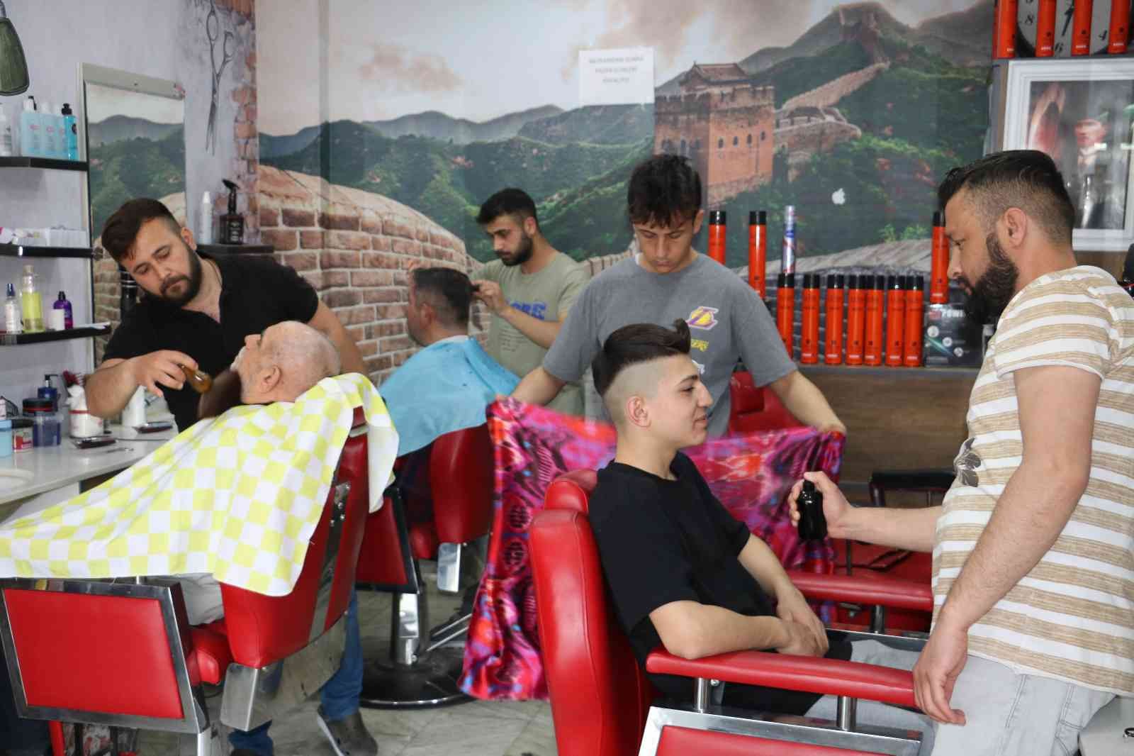 Kuaförlerde bayram yoğunluğu Geçtiğimiz yıl Ramazan Bayramı’nda salgın tedbirleri çerçevesinde uygulanan tam kapanma sürecinden olumsuz etkilenen berber ve kuaförlerin yüzü ...