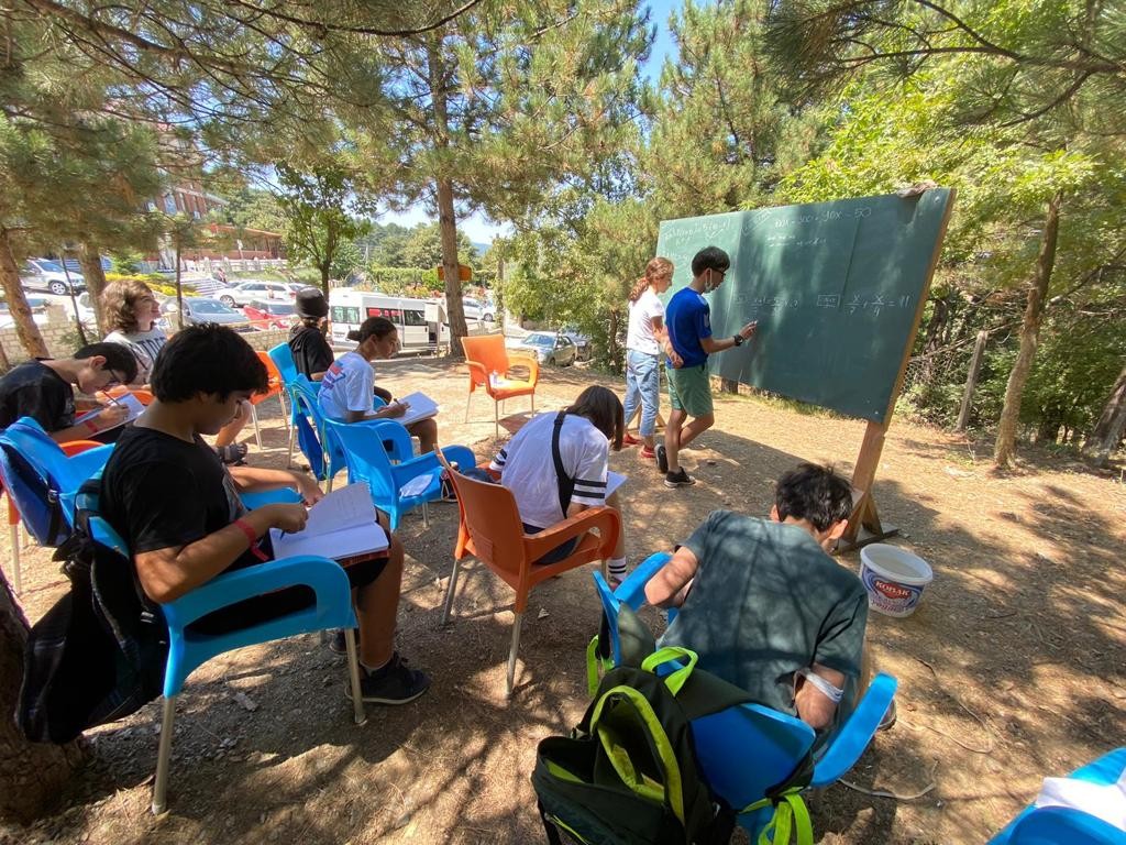 Çanakkale’nin Yenice ilçesinde Kazdağları’nın mis gibi çam kokulu tabi güzelliklerinde açık havada düzenlenen Matematik Kampı öğrencileri farklı ...