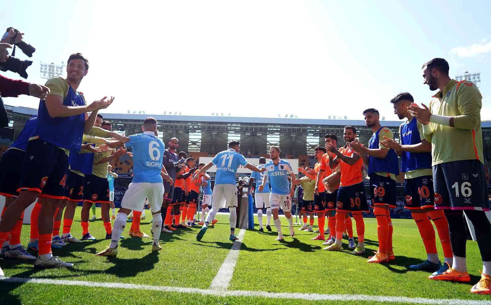 Medipol Başakşehirli futbolcular, şampiyon Trabzonspor’un oyuncularını sahaya çıkarken alkışladı. Ayrıca turuncu-lacivertlilerin kaptanı Mahmut ...