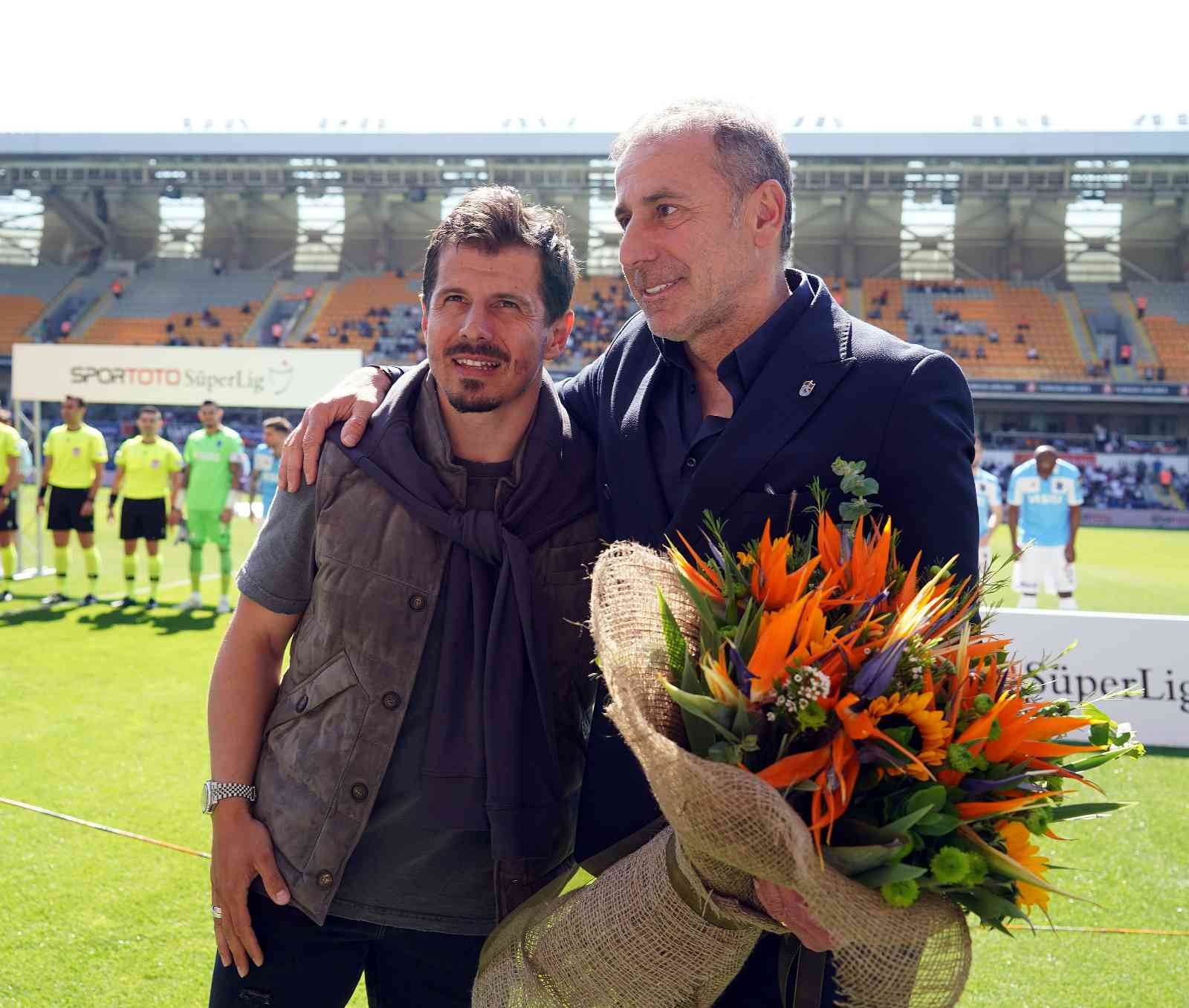 Medipol Başakşehir, şampiyon Trabzonspor’u alkışlarla karşıladı Medipol Başakşehirli futbolcular, şampiyon Trabzonspor’un oyuncularını sahaya çıkarken alkışladı. Ayrıca turuncu-lacivertlilerin kaptanı Mahmut ...