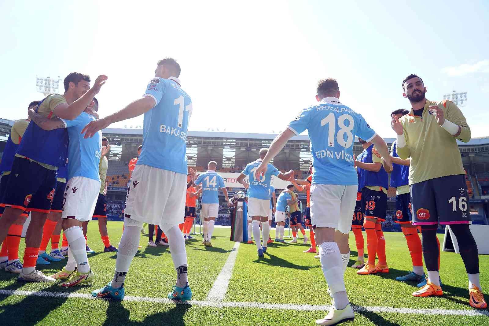 Medipol Başakşehir, şampiyon Trabzonspor’u alkışlarla karşıladı Medipol Başakşehirli futbolcular, şampiyon Trabzonspor’un oyuncularını sahaya çıkarken alkışladı. Ayrıca turuncu-lacivertlilerin kaptanı Mahmut ...