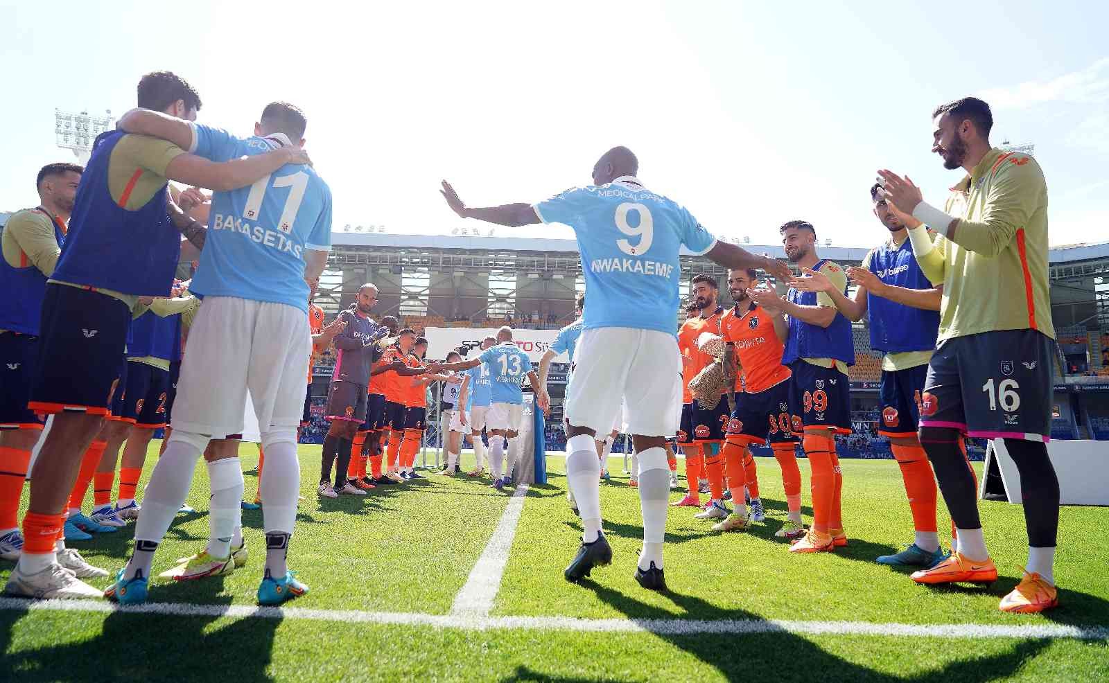 Medipol Başakşehirli futbolcular, şampiyon Trabzonspor’un oyuncularını sahaya çıkarken alkışladı. Ayrıca turuncu-lacivertlilerin kaptanı Mahmut ...