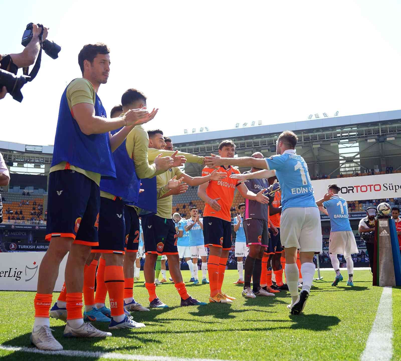 Medipol Başakşehir, şampiyon Trabzonspor’u alkışlarla karşıladı Medipol Başakşehirli futbolcular, şampiyon Trabzonspor’un oyuncularını sahaya çıkarken alkışladı. Ayrıca turuncu-lacivertlilerin kaptanı Mahmut ...