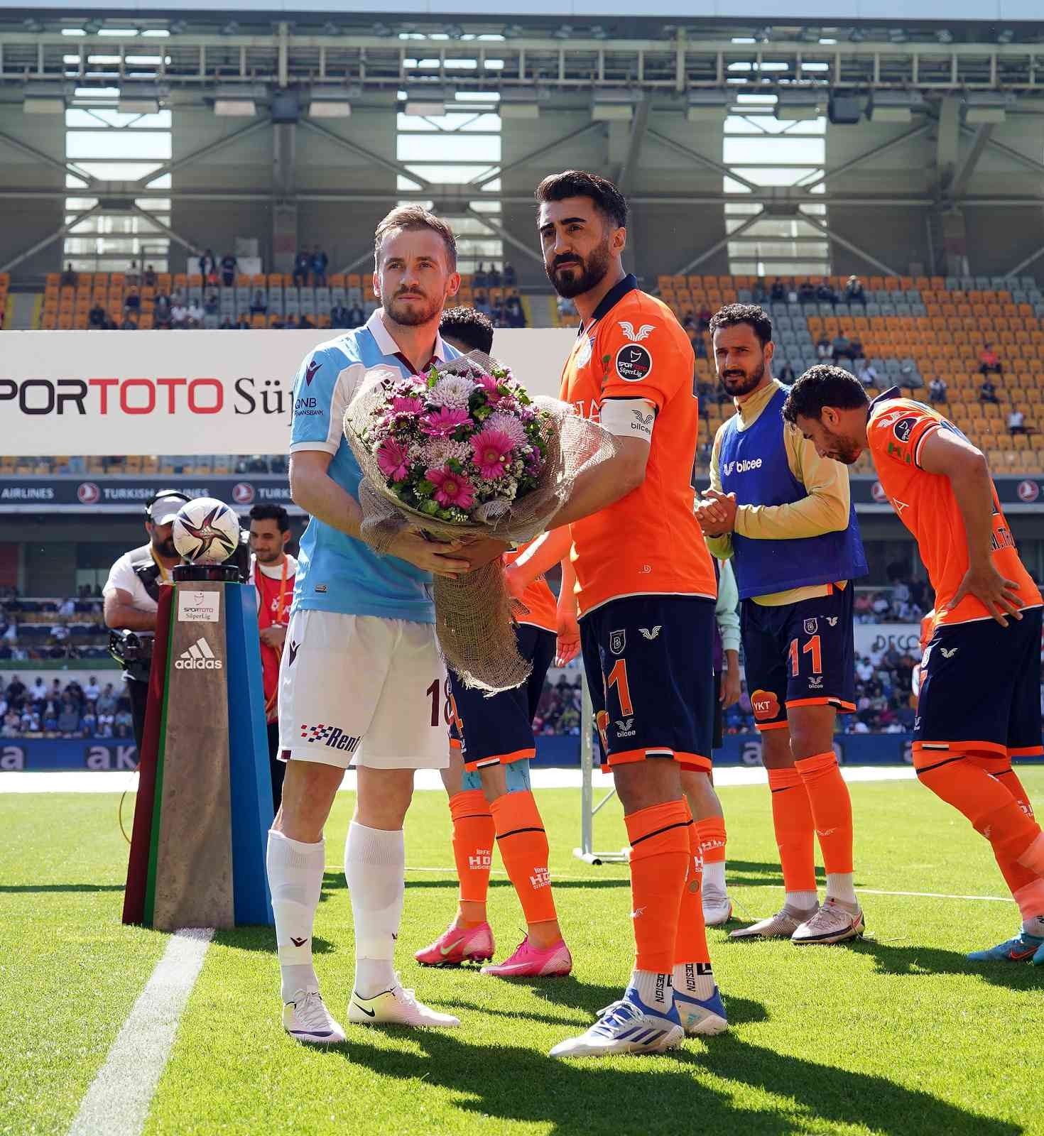 Medipol Başakşehir, şampiyon Trabzonspor’u alkışlarla karşıladı Medipol Başakşehirli futbolcular, şampiyon Trabzonspor’un oyuncularını sahaya çıkarken alkışladı. Ayrıca turuncu-lacivertlilerin kaptanı Mahmut ...