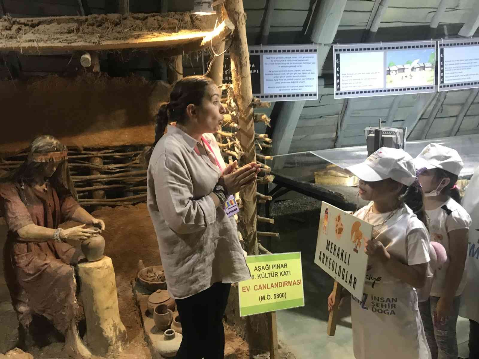 Kırklareli’nde Müzeler Haftası çerçevesinde öğrenciler Aşağı Pınar Açık Hava Müzesinde arkeolojik kazı yaptı. Kırklareli’nde Müzeler Haftası ...