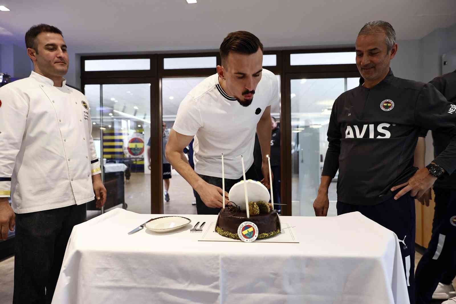 Mergim Berisha’nın doğum günü kutlandı Fenerbahçe’nin Alman forveti Mergim Berisha’nın doğum günü, teknik heyet ve takım arkadaşları tarafından kutlandı. Spor Toto Süper Lig’in 37 ...