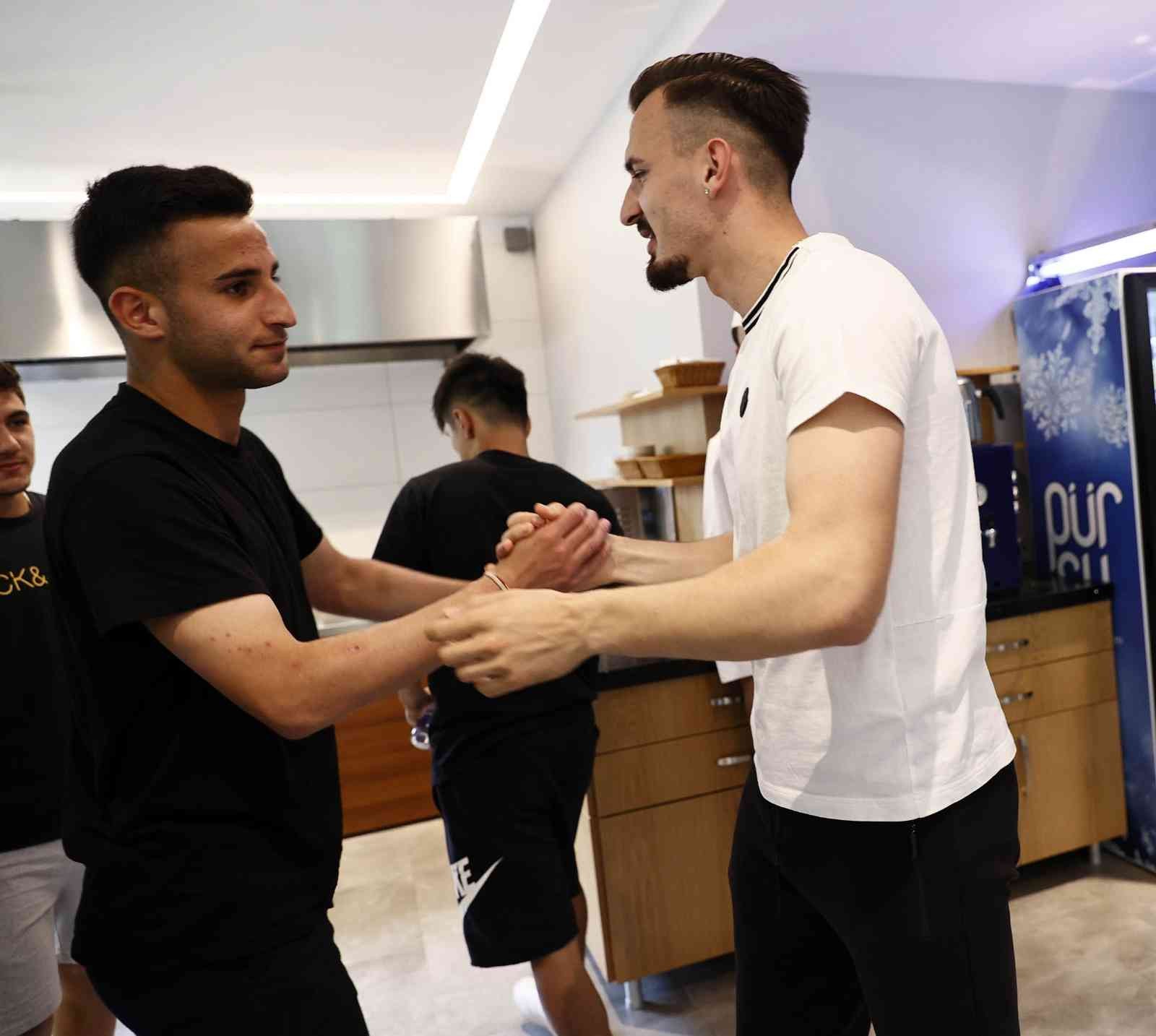 Mergim Berisha’nın doğum günü kutlandı Fenerbahçe’nin Alman forveti Mergim Berisha’nın doğum günü, teknik heyet ve takım arkadaşları tarafından kutlandı. Spor Toto Süper Lig’in 37 ...