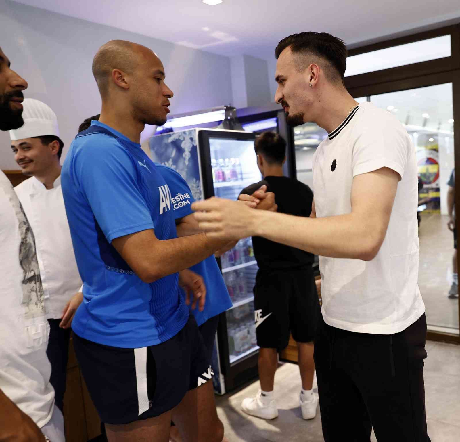 Mergim Berisha’nın doğum günü kutlandı Fenerbahçe’nin Alman forveti Mergim Berisha’nın doğum günü, teknik heyet ve takım arkadaşları tarafından kutlandı. Spor Toto Süper Lig’in 37 ...