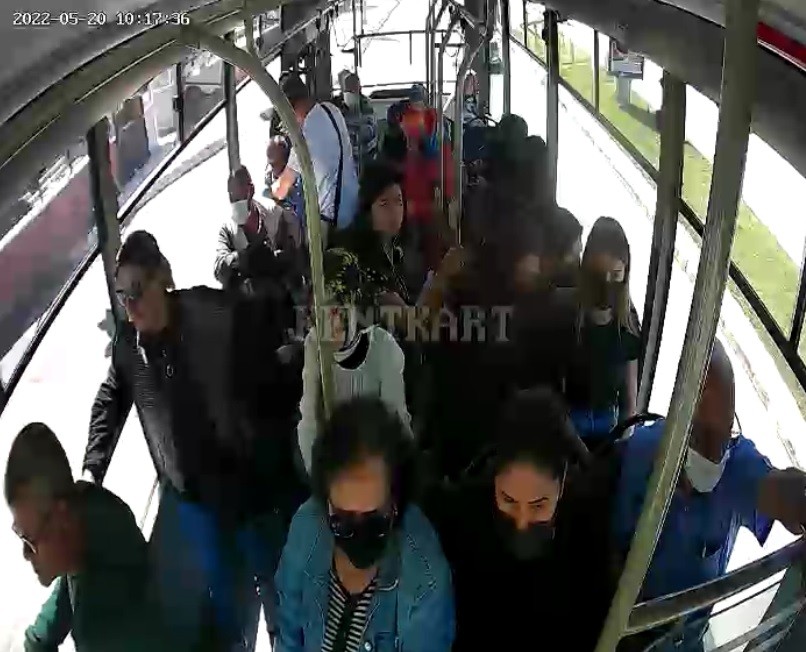 Minibüs ambulansa dönüştü, hastalanan yolcu hastaneye yetiştirildi Edirne’de minibüste kalp krizi geçiren yolcuyu kurtarmak için hem yolcular hem de şoför seferber oldu. Şoför, yolcuları indirmeden rahatsızlanan ...