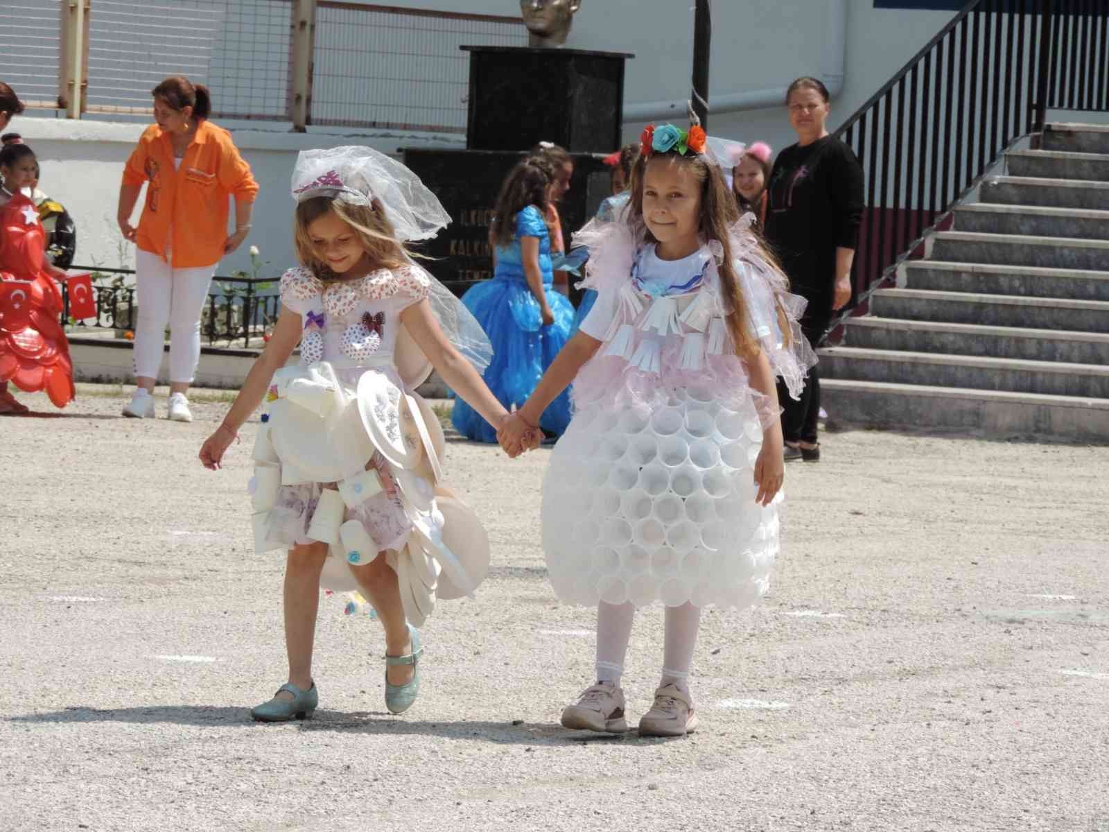Tekirdağ’ın Malkara ilçesinde Malkara 75. Yıl İlkokulu ve Merkez Ortaokulu öğrencileri, çevreyi koruma ve geri dönüşüm bilinci oluşturmak ...