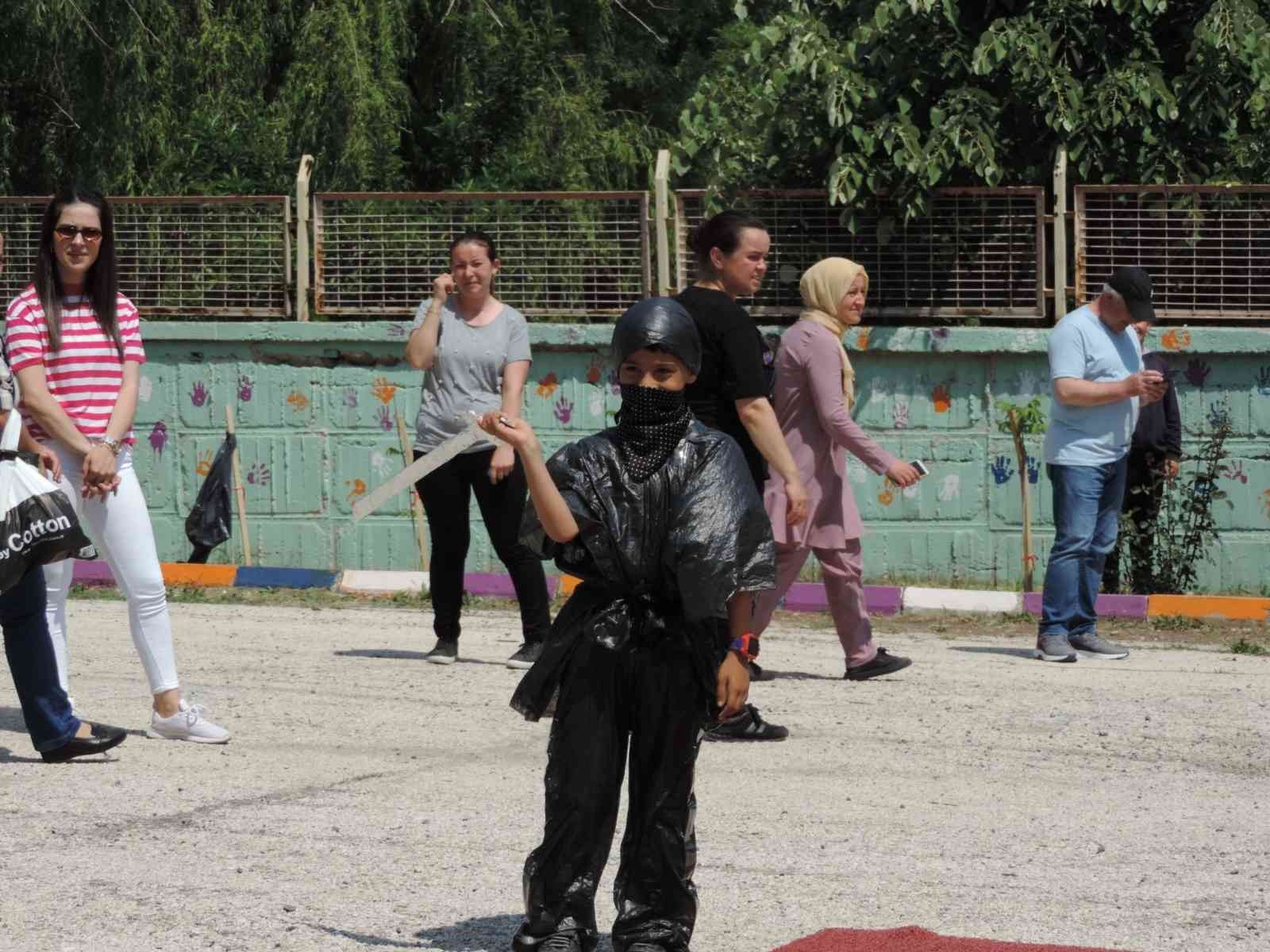 Tekirdağ’ın Malkara ilçesinde Malkara 75. Yıl İlkokulu ve Merkez Ortaokulu öğrencileri, çevreyi koruma ve geri dönüşüm bilinci oluşturmak ...