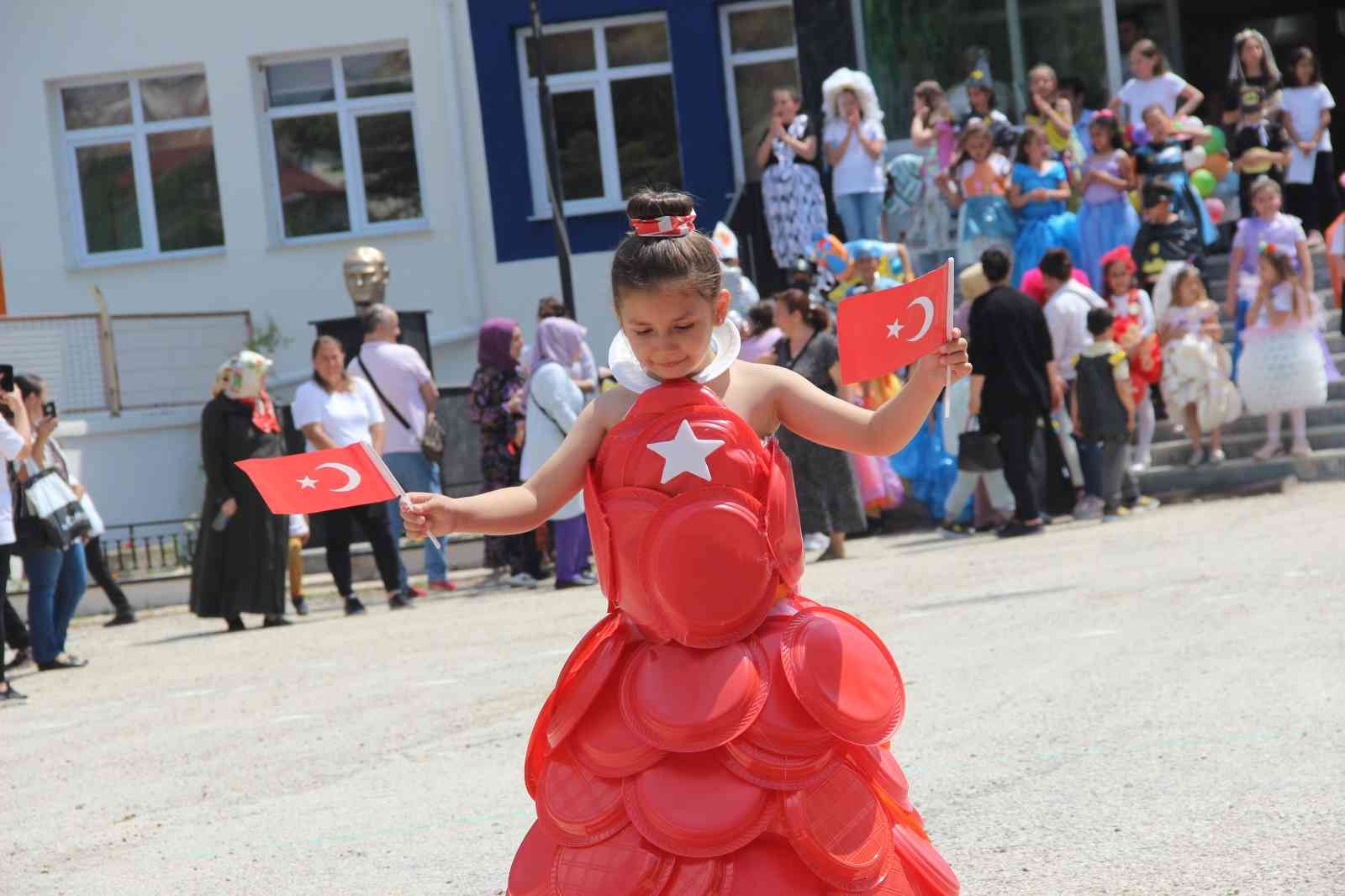 Tekirdağ’ın Malkara ilçesinde Malkara 75. Yıl İlkokulu ve Merkez Ortaokulu öğrencileri, çevreyi koruma ve geri dönüşüm bilinci oluşturmak ...