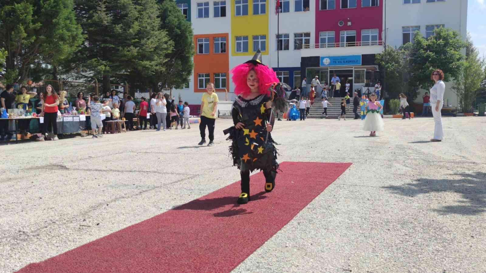 Tekirdağ’ın Malkara ilçesinde Malkara 75. Yıl İlkokulu ve Merkez Ortaokulu öğrencileri, çevreyi koruma ve geri dönüşüm bilinci oluşturmak ...