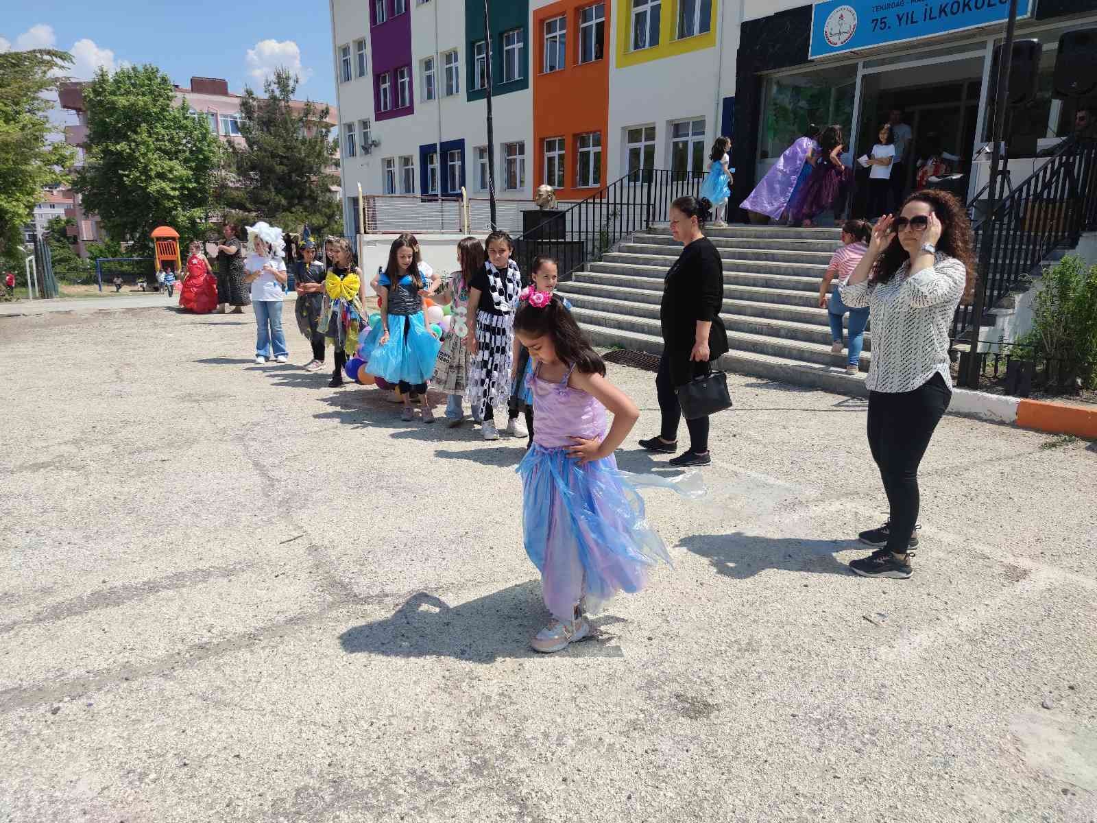 Tekirdağ’ın Malkara ilçesinde Malkara 75. Yıl İlkokulu ve Merkez Ortaokulu öğrencileri, çevreyi koruma ve geri dönüşüm bilinci oluşturmak ...