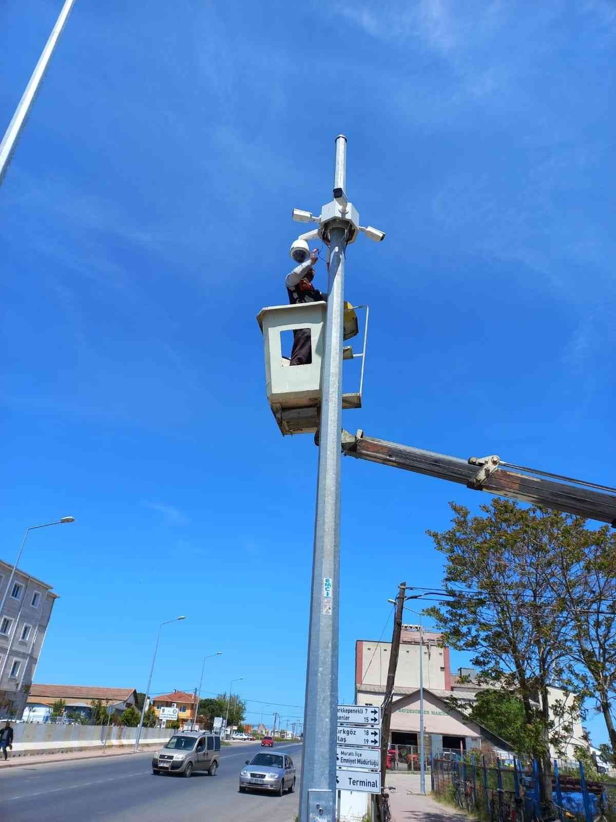Muratlı’ya Kent Güvenlik Yönetim Sistemi kuruluyor Tekirdağ’ın Muratlı ilçesinde muhtelif noktalara Kent Güvenlik Yönetim Sistemi (KGYS) çerçevesinde yeni teknoloji kamera sistemleri kuruluyor ...