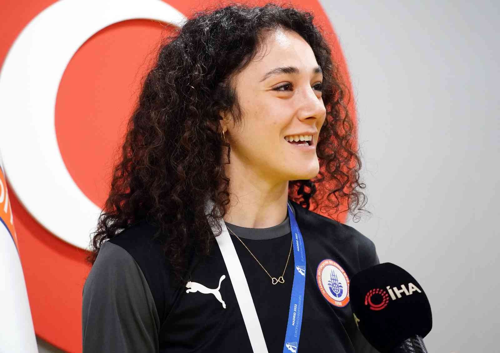 İspanya’da düzenlenen Avrupa Badminton Şampiyonası’ndan bronz madalya ile dönen Neslihan Yiğit, “Dünya sıralamasında ilk 10 içerisinde, en iyiler ...