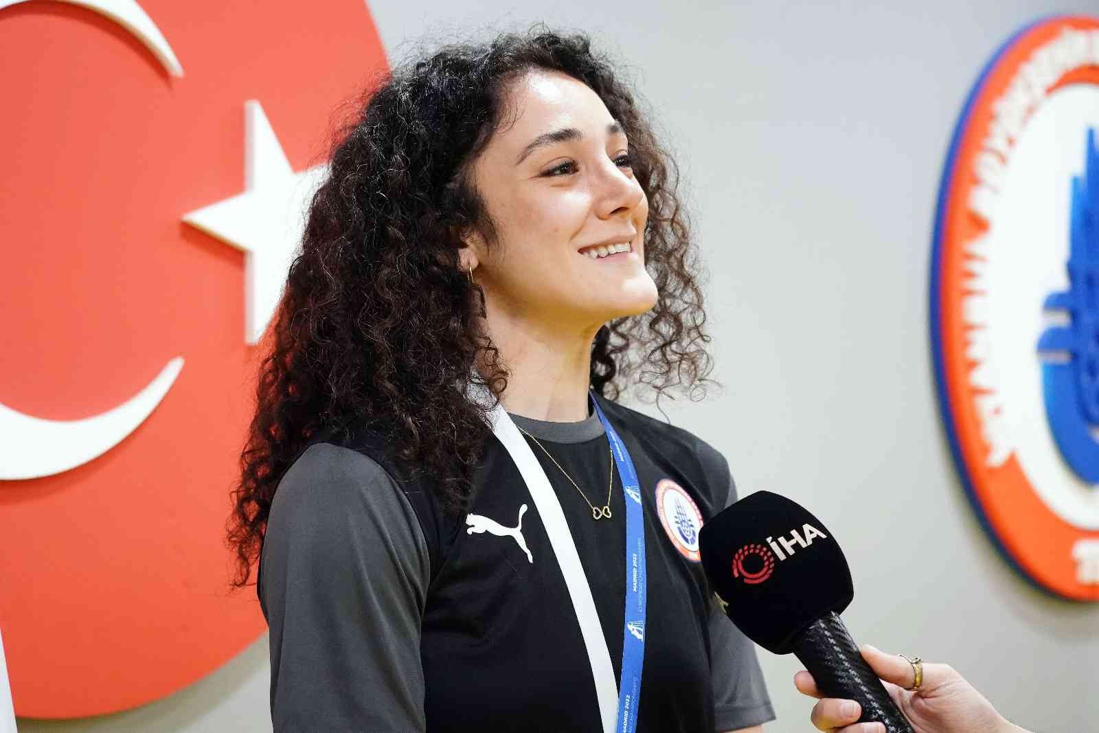 Neslihan Yiğit: “İlk 10 içerisinde yer almak istiyorum” İspanya’da düzenlenen Avrupa Badminton Şampiyonası’ndan bronz madalya ile dönen Neslihan Yiğit, “Dünya sıralamasında ilk 10 içerisinde, en iyiler ...