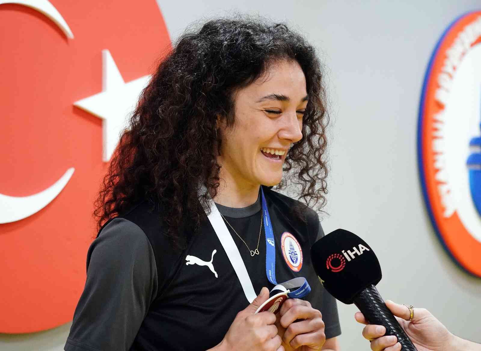 Neslihan Yiğit: “İlk 10 içerisinde yer almak istiyorum” İspanya’da düzenlenen Avrupa Badminton Şampiyonası’ndan bronz madalya ile dönen Neslihan Yiğit, “Dünya sıralamasında ilk 10 içerisinde, en iyiler ...