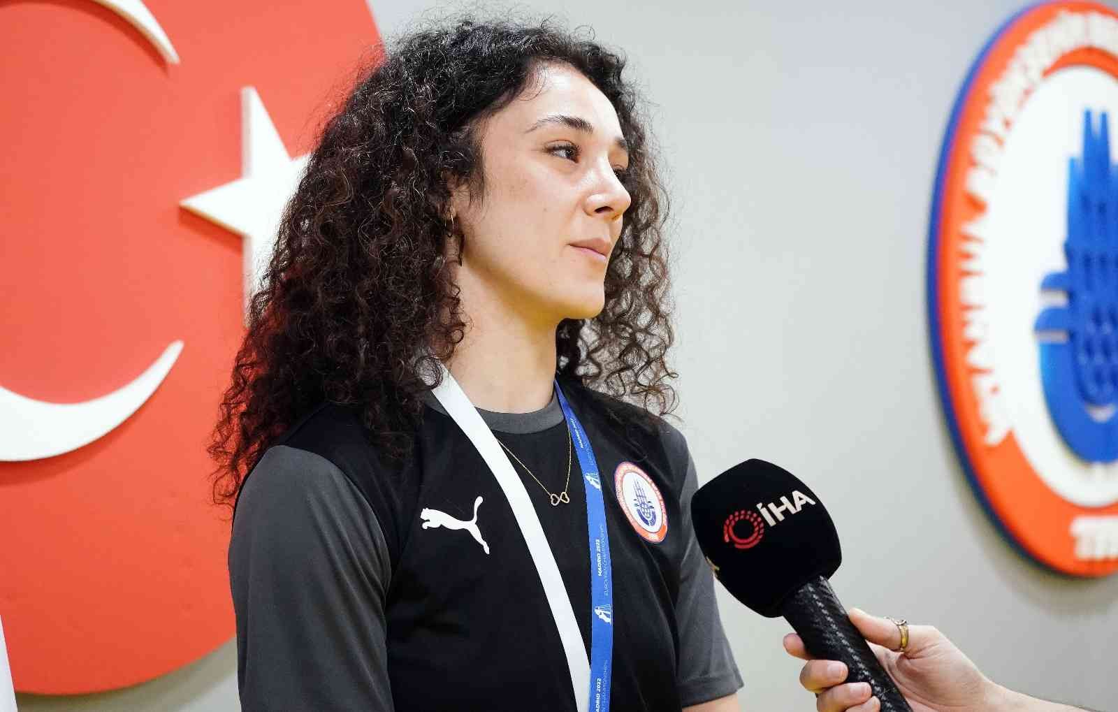 Neslihan Yiğit: “İlk 10 içerisinde yer almak istiyorum” İspanya’da düzenlenen Avrupa Badminton Şampiyonası’ndan bronz madalya ile dönen Neslihan Yiğit, “Dünya sıralamasında ilk 10 içerisinde, en iyiler ...