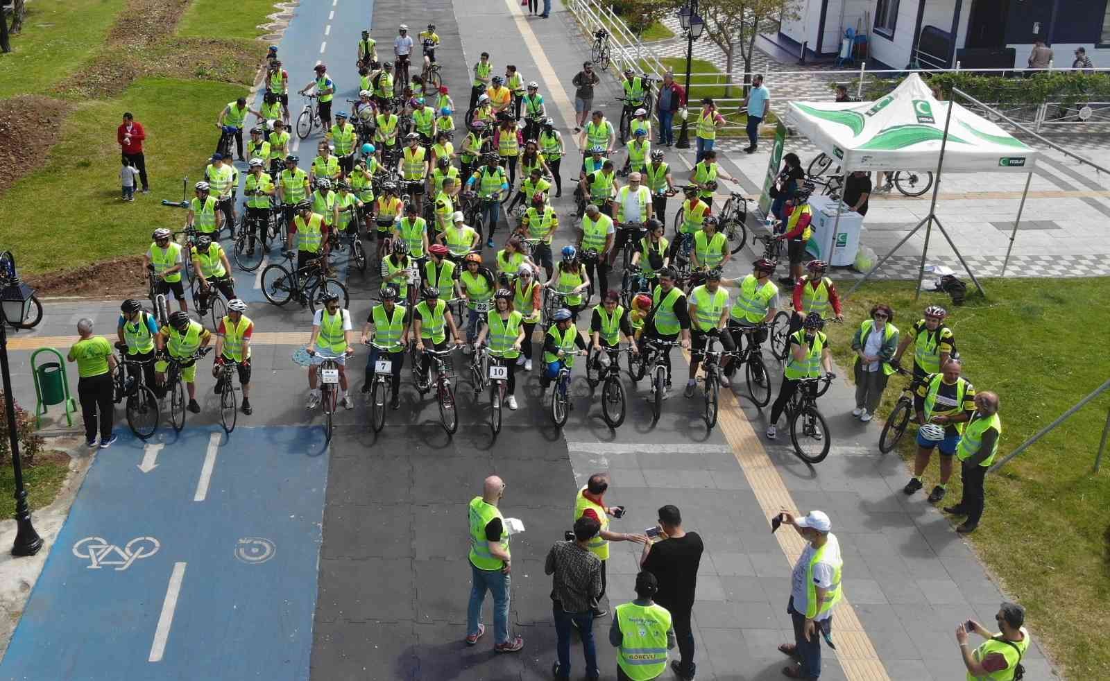 Onlarca bisikletçi bağımlılığa karşı sahilde pedal çevirdi, renkli anlar havadan görüntülendi Tekirdağ’da bağımlılıkla mücadele konusunda farkındalık oluşturmak için Yeşilay Bisiklet Turu düzenlendi. Onlarca bisikletçinin renkli anları ...