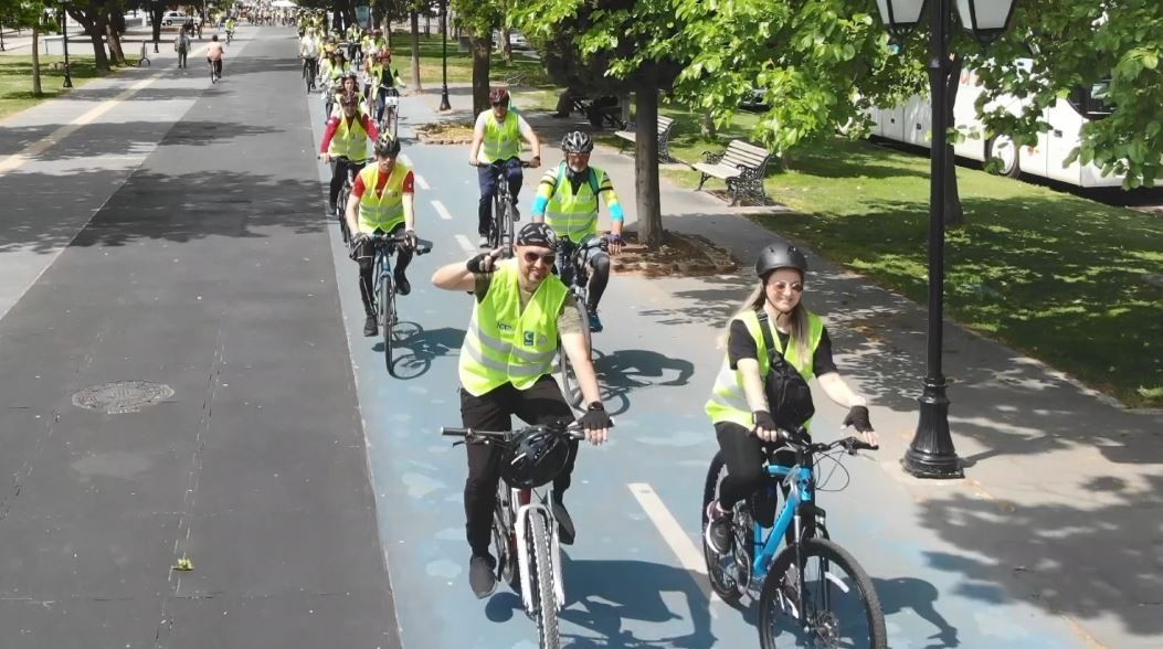 Onlarca bisikletçi bağımlılığa karşı sahilde pedal çevirdi, renkli anlar havadan görüntülendi Tekirdağ’da bağımlılıkla mücadele konusunda farkındalık oluşturmak için Yeşilay Bisiklet Turu düzenlendi. Onlarca bisikletçinin renkli anları ...