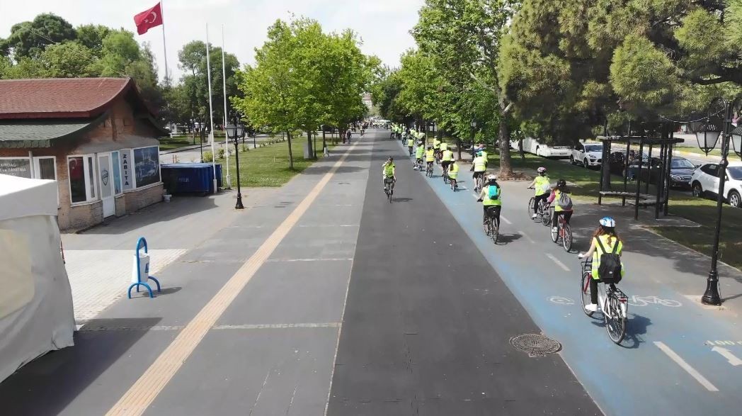 Onlarca bisikletçi bağımlılığa karşı sahilde pedal çevirdi, renkli anlar havadan görüntülendi Tekirdağ’da bağımlılıkla mücadele konusunda farkındalık oluşturmak için Yeşilay Bisiklet Turu düzenlendi. Onlarca bisikletçinin renkli anları ...