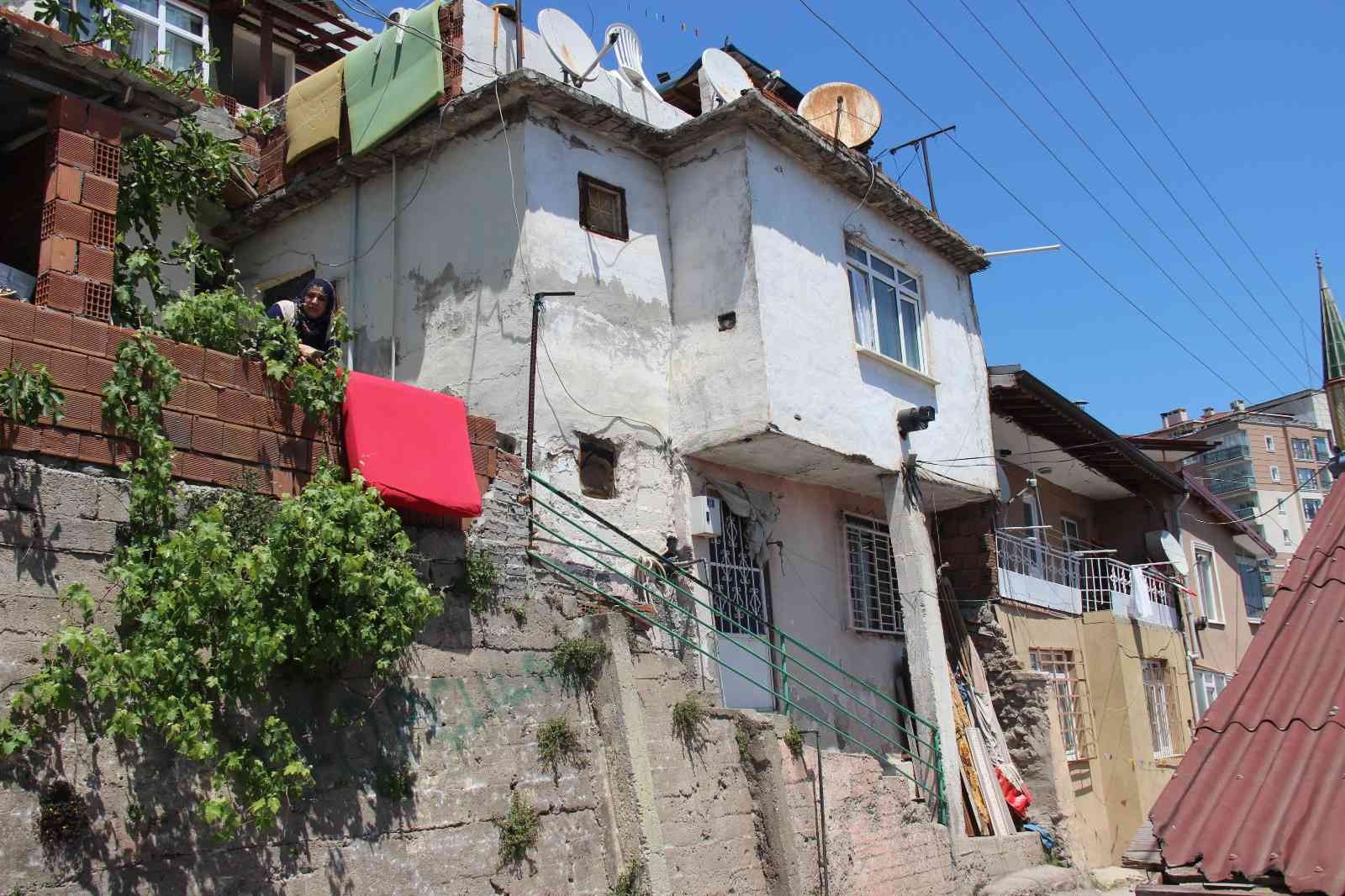 Kocaeli’de yatağa ve solunum cihazına bağlı halde yaşamını sürdürmeye çalışan 200 kilo ağırlığındaki Hayat Işık, itfaiye ekipleri olmadan ...